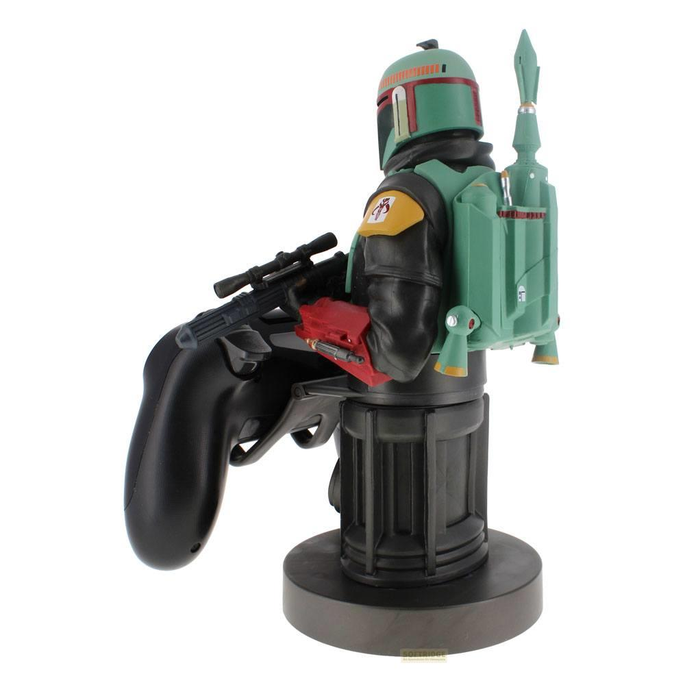 Statua di Boba Fett che tiene un controller nero con attacco pistola. Zaino verde.