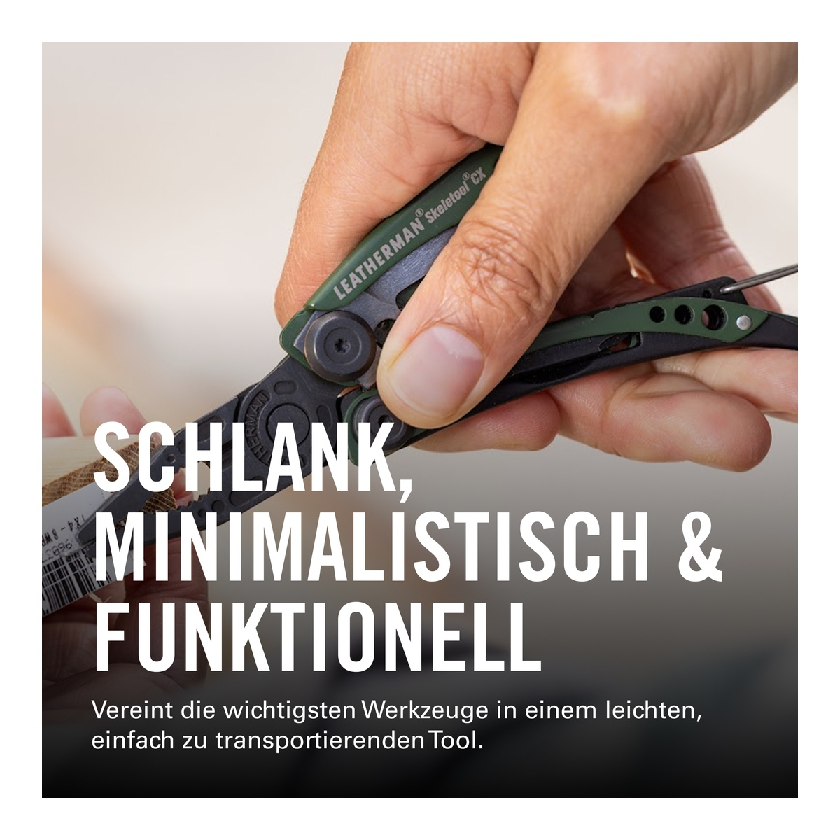 Eine Hand hält ein Leatherman Skeletool CX Multitool mit grünen Griffen.