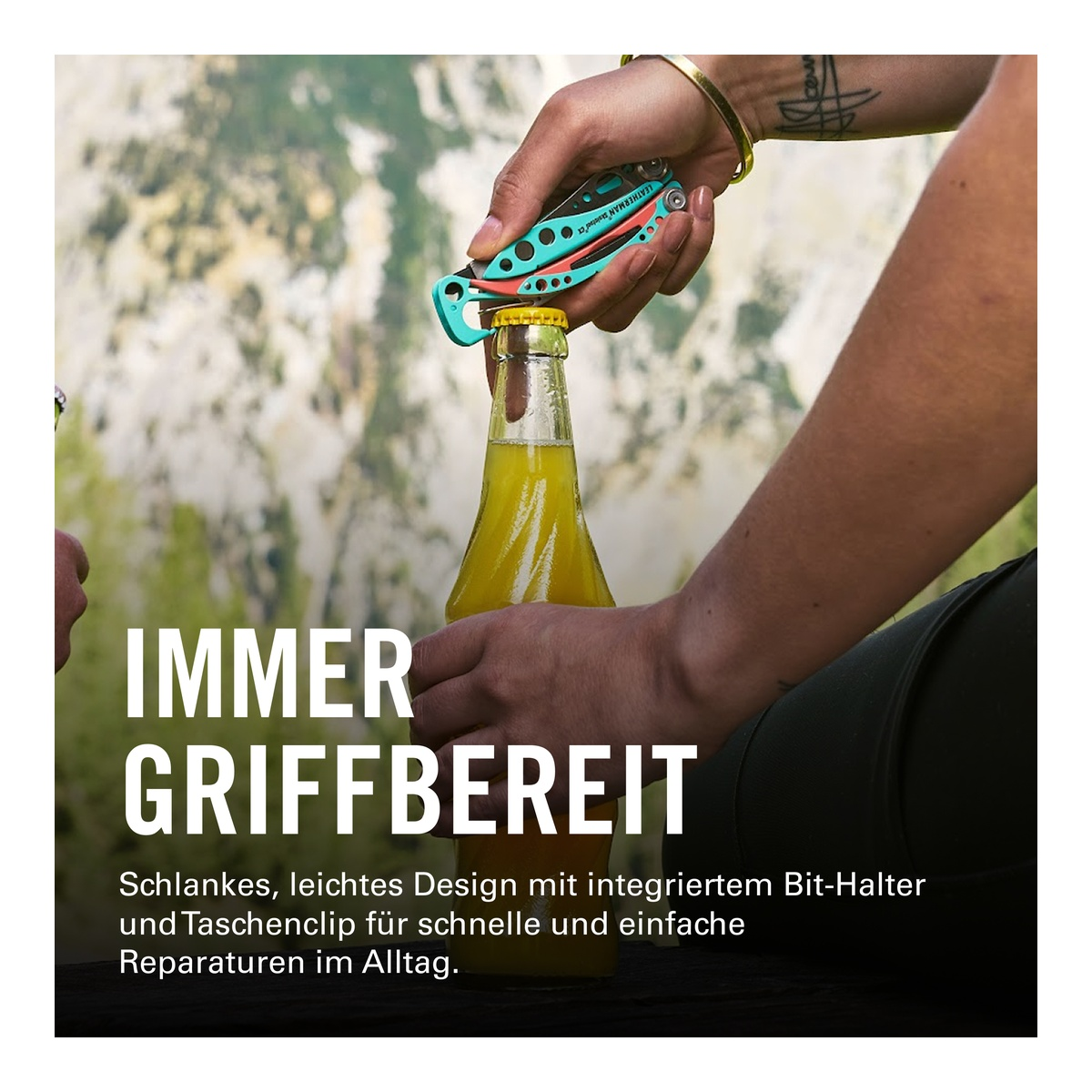Eine Person öffnet eine Flasche mit einem Multitool. Im Hintergrund ist eine Landschaft.