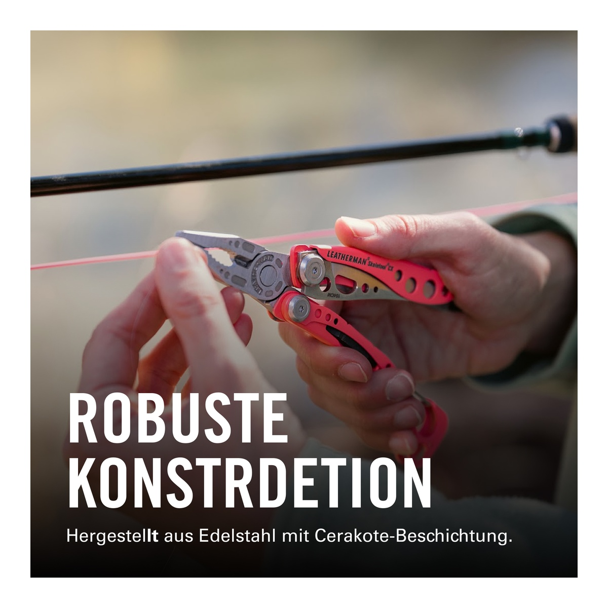 Hände halten eine rote Zange, die einen roten Faden schneidet.