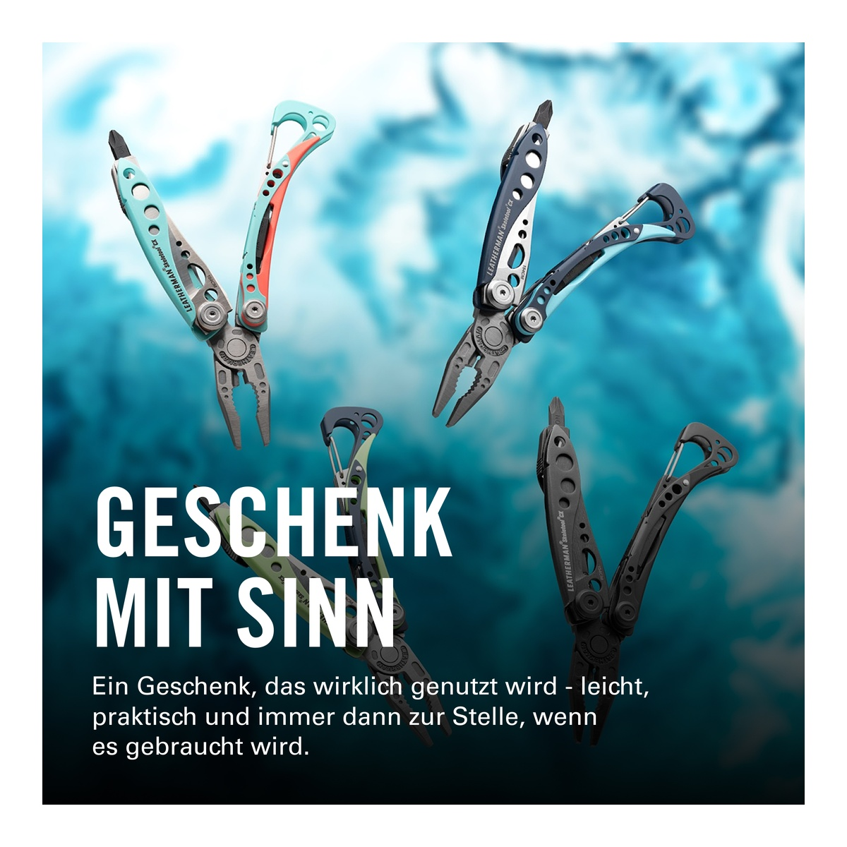 Vier Leatherman Multitools in verschiedenen Farben, schwebend im Wasser.