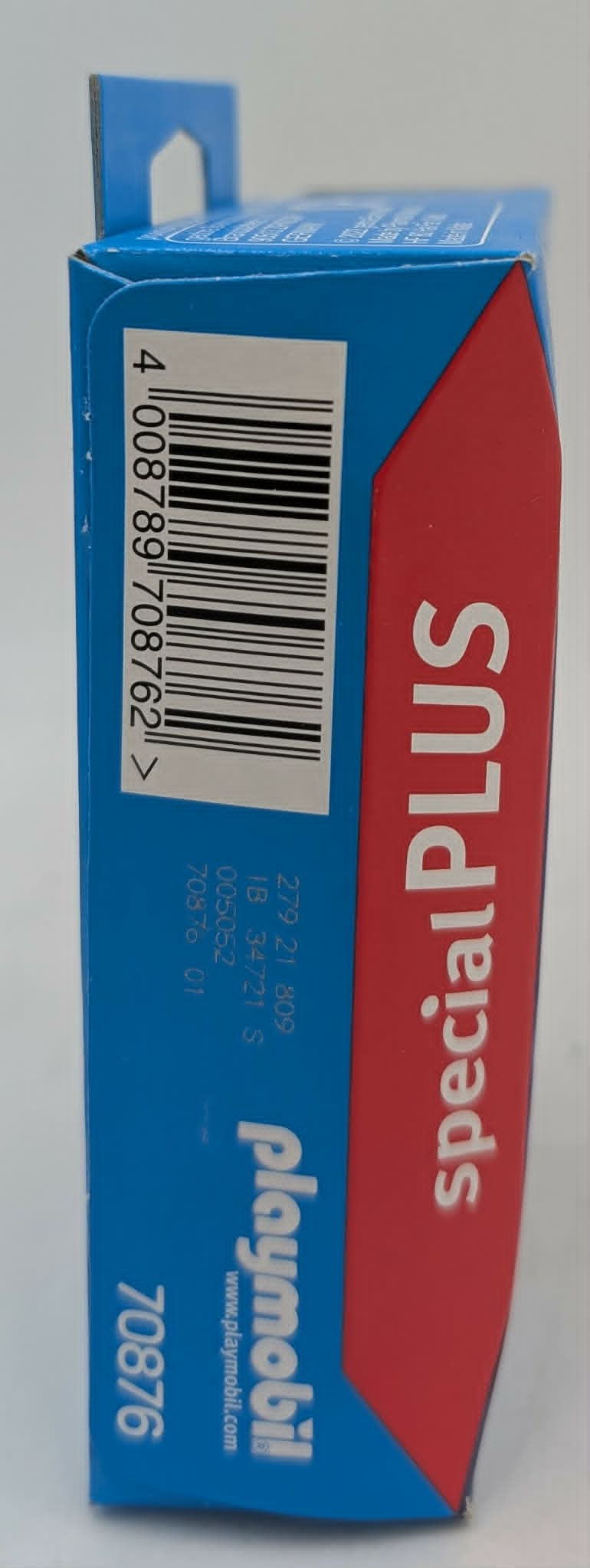 Caja Playmobil azul con código de barras y estampado rojo 'special PLUS'.