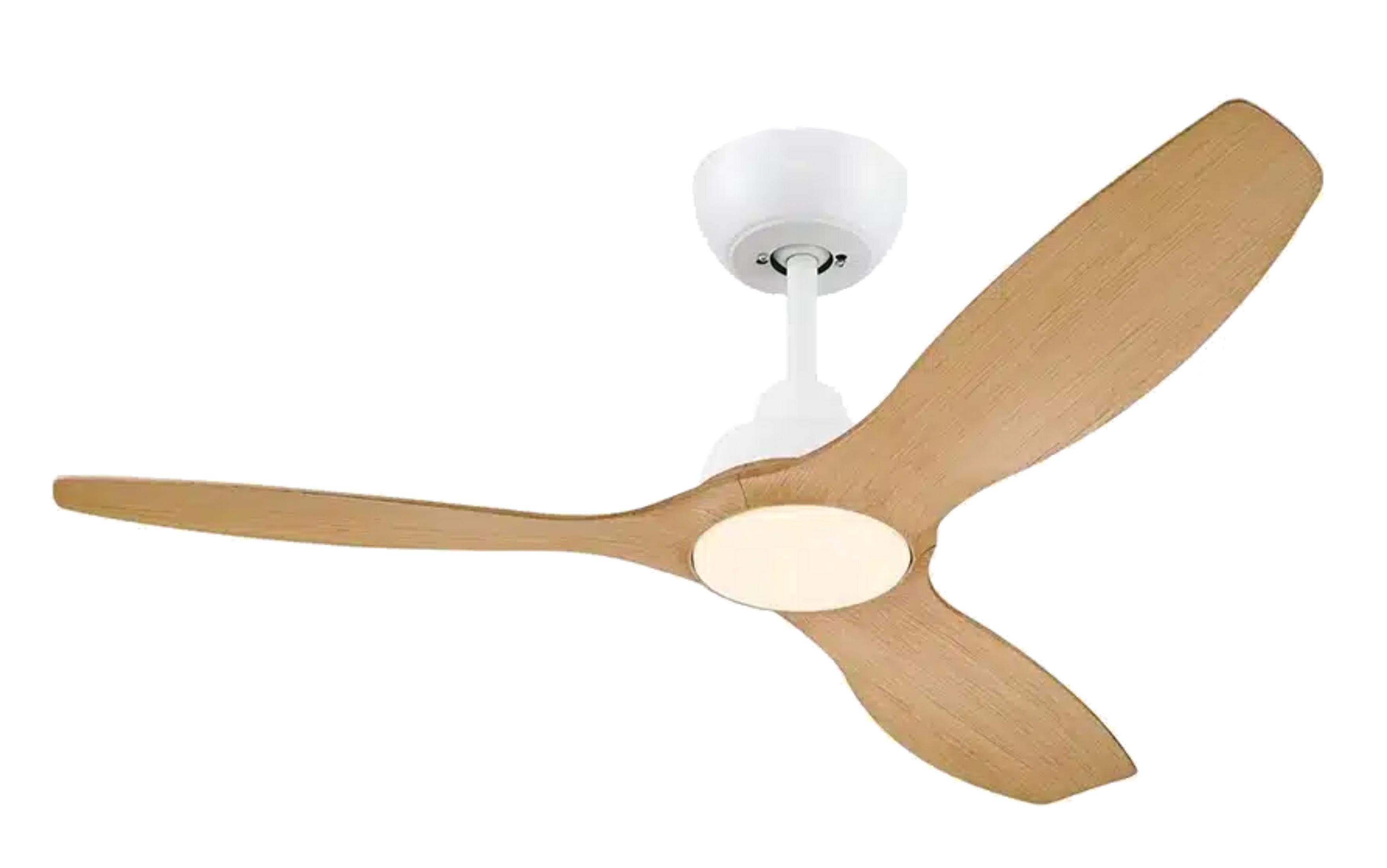 Un ventilatore da soffitto bianco con tre pale in legno e luce integrata.