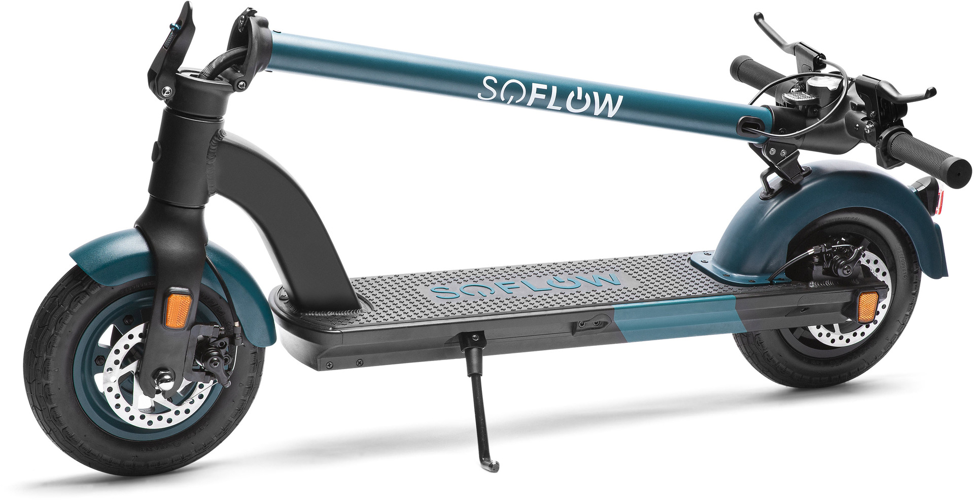 Ein tealfarbener E-Scooter mit schwarzem Rahmen, auf weißem Hintergrund.