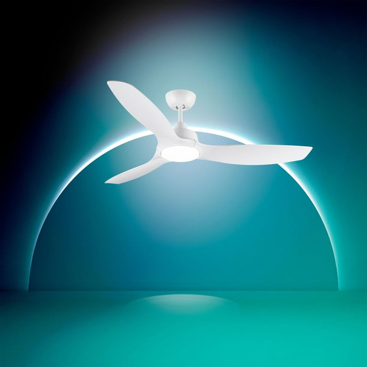 Un ventilatore da soffitto bianco con luce su sfondo blu.