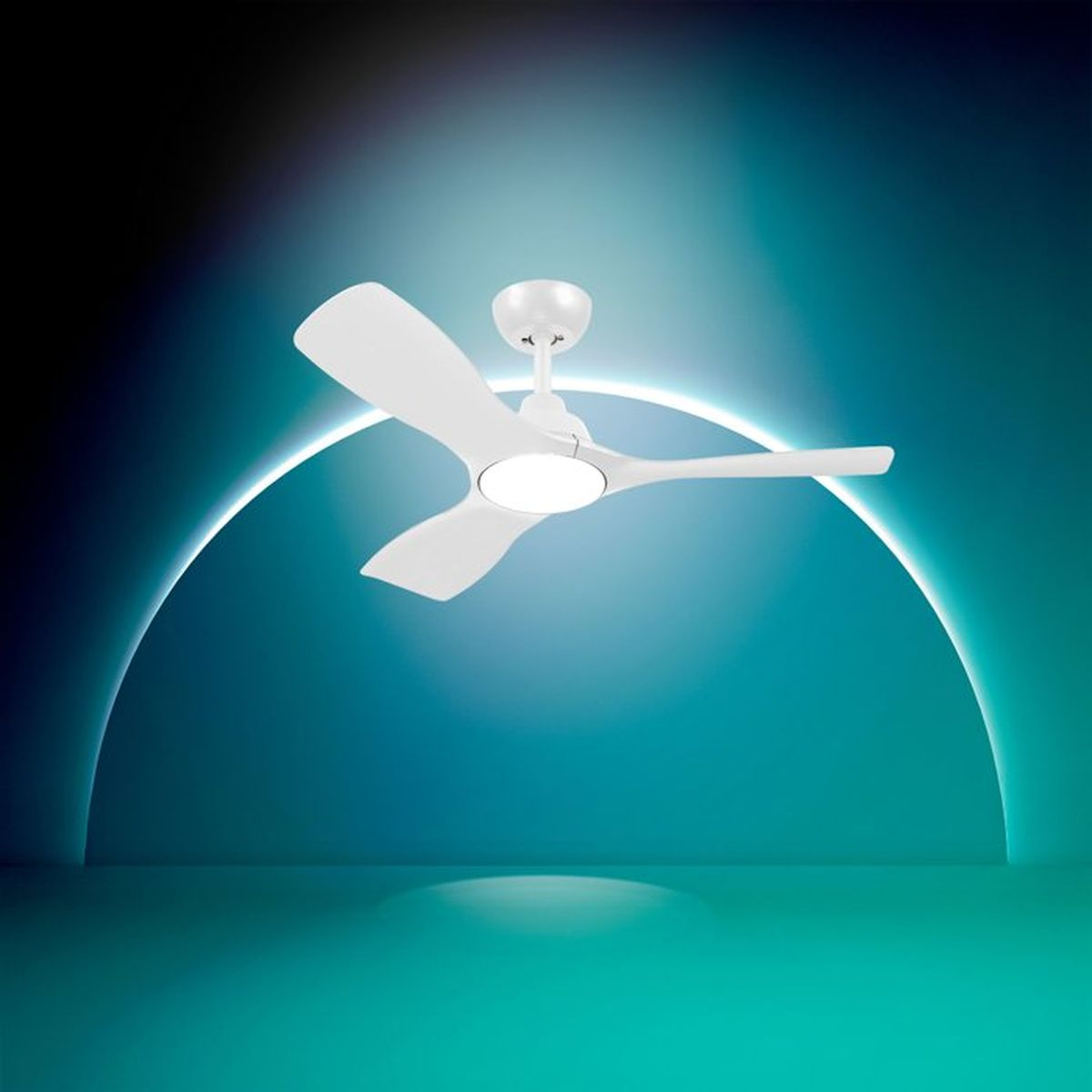 Un moderno ventilatore da soffitto bianco con luce al centro su sfondo blu.