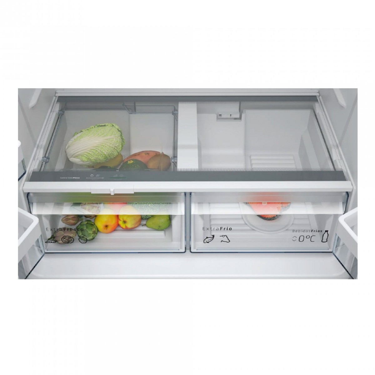 Koelkastlades met groenten, fruit en dranken. Boven: Chinese kool, zoete aardappel, avocado. Onder: Appels, peren, artisjokken.