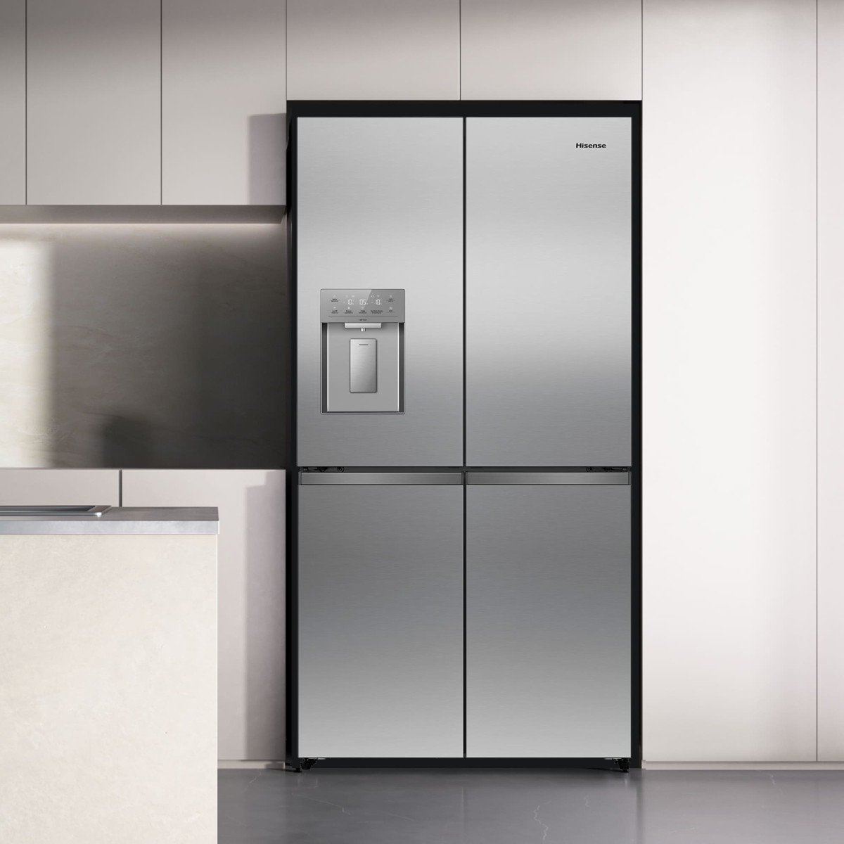 Ein silberner Hisense Kühlschrank mit vier Türen und einem Wasserspender.