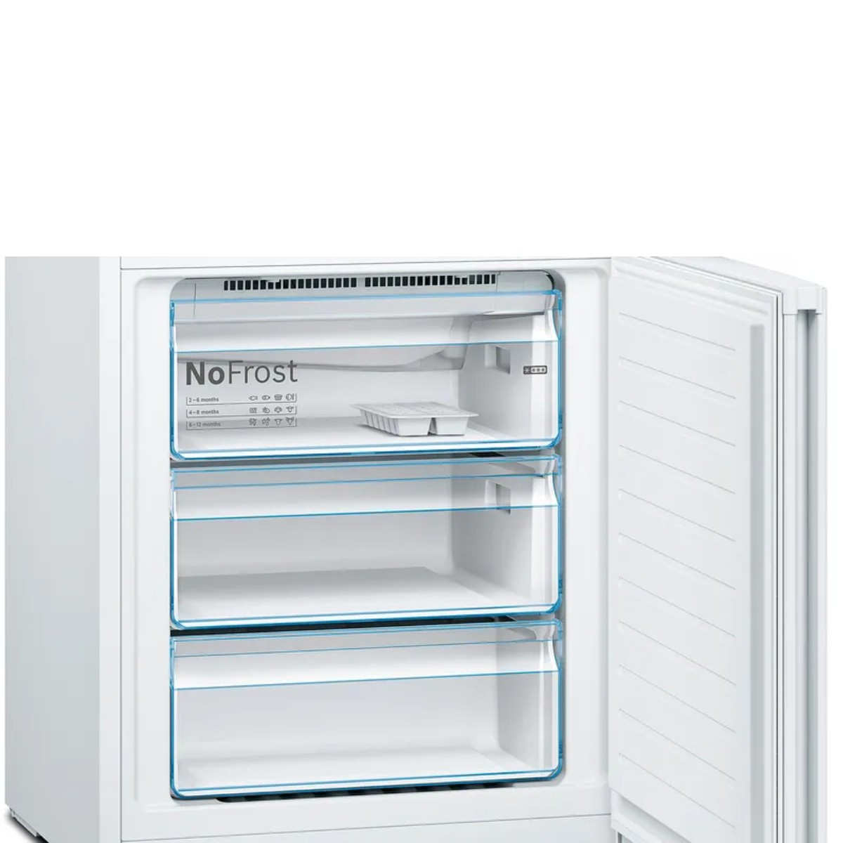 Un refrigerador blanco con la puerta abierta muestra tres cajones. Una cubitera está en el cajón superior.