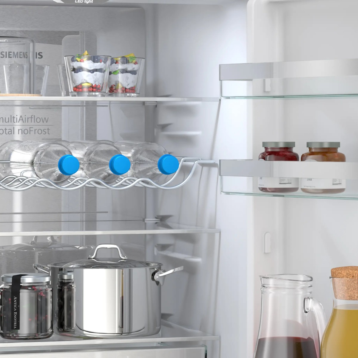 Im Kühlschrank: Marmeladengläser, Wasserflaschen, Desserts und ein Topf.