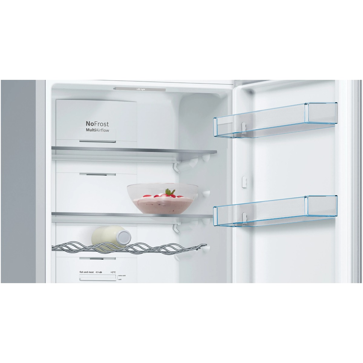 Vista interior de un refrigerador abierto con estantes, botella y tazón de postre.