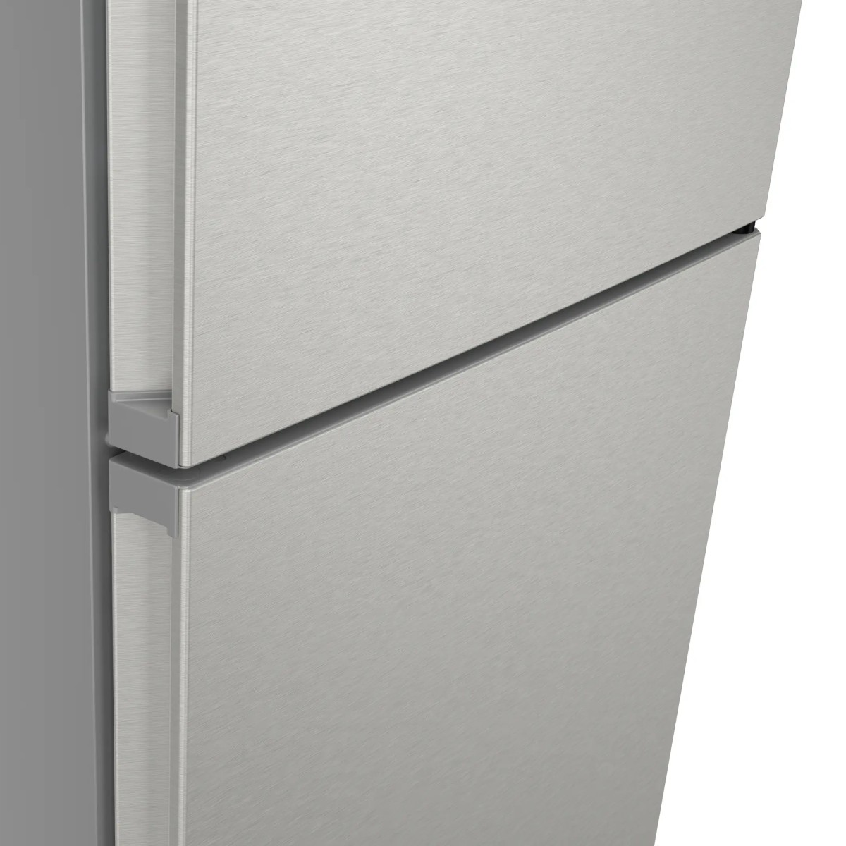 Primer plano de un refrigerador plateado con acabado de metal cepillado.