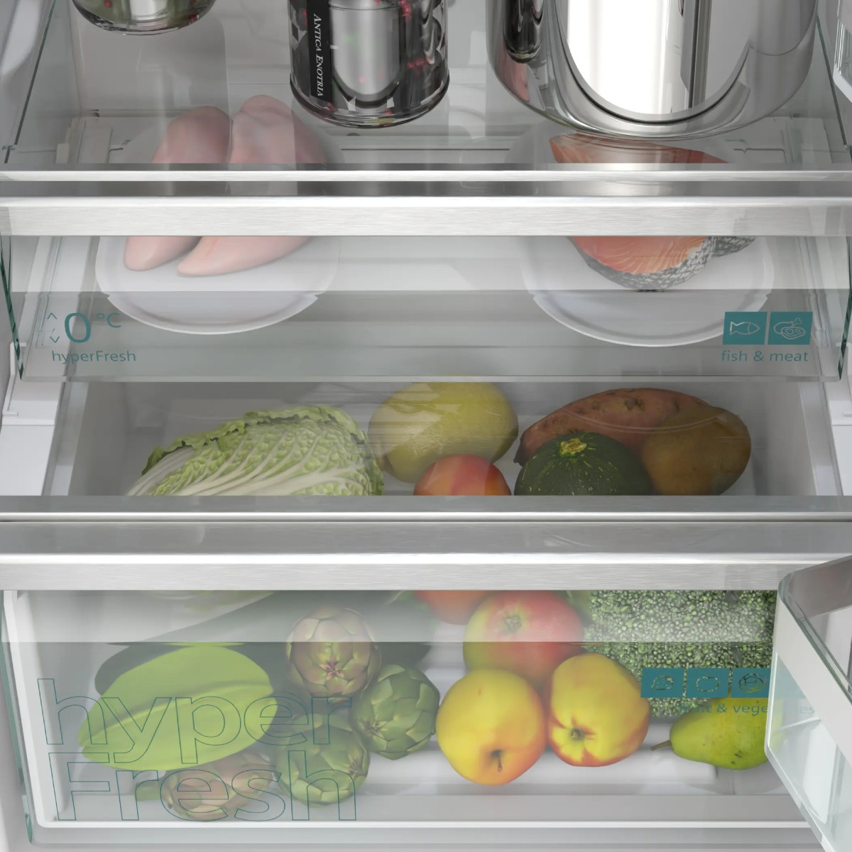 Un refrigerador abierto que muestra frutas, verduras y pescado en cajones.