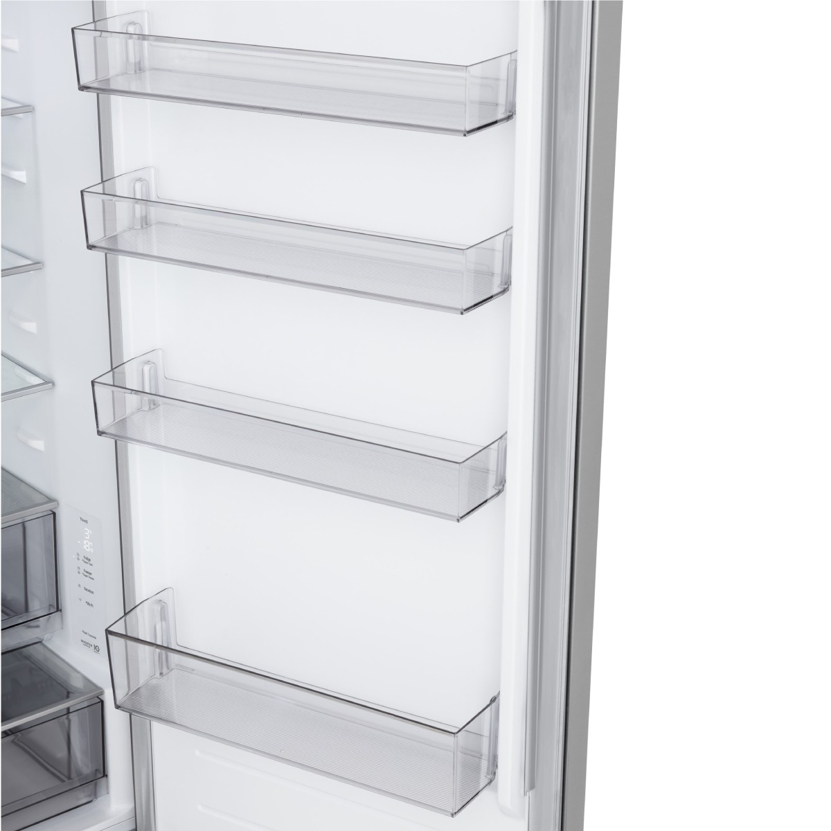 Estantes vacíos y transparentes en la puerta del refrigerador.