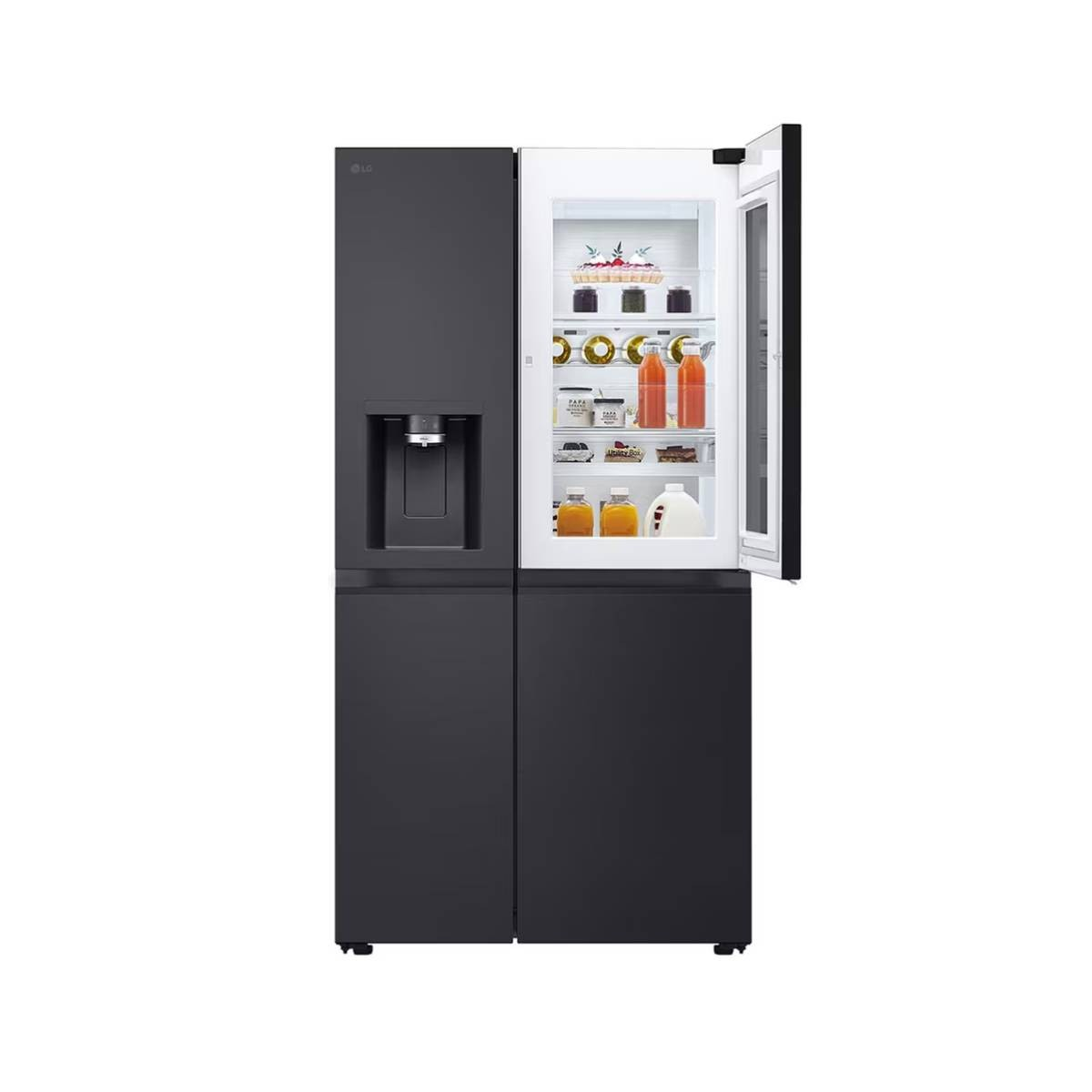 Schwarzer LG-Kühlschrank mit Wasserspender und geöffneter Tür, gefüllt mit Lebensmitteln.