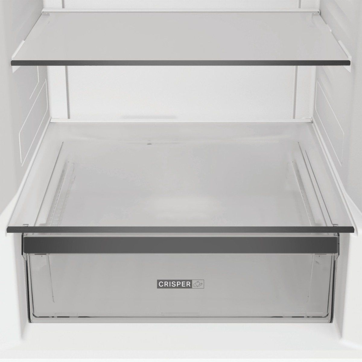 Ein leerer Kühlschrank mit einer Glasablage und einer durchsichtigen Gemüseschublade.