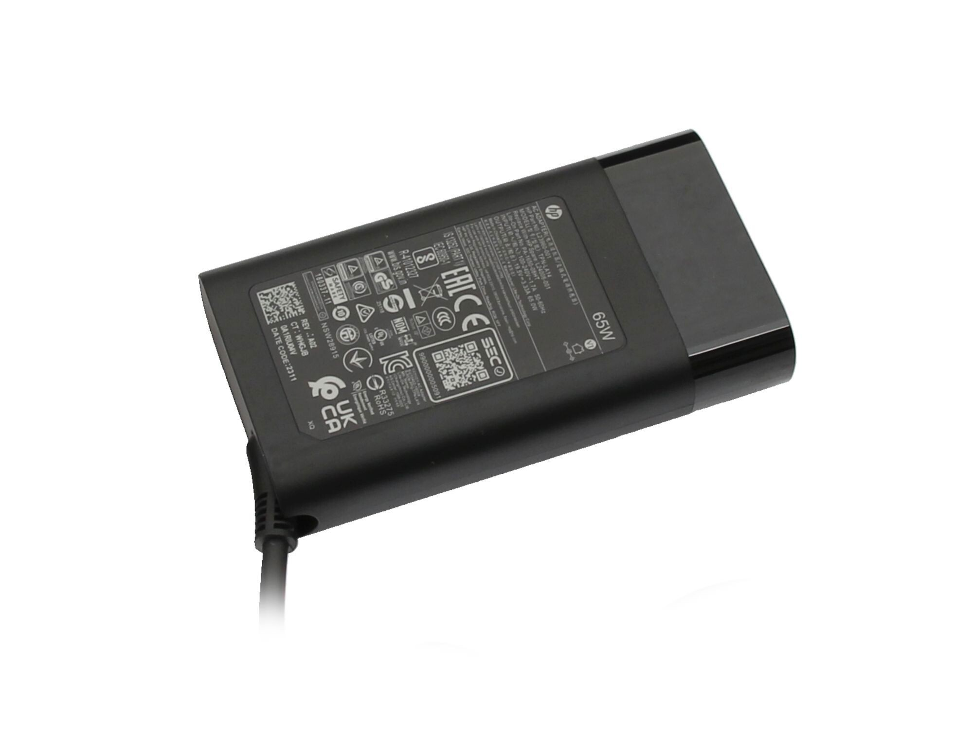 Schwarzer HP 65W Netzteil mit Prüfzeichen und technischen Daten.