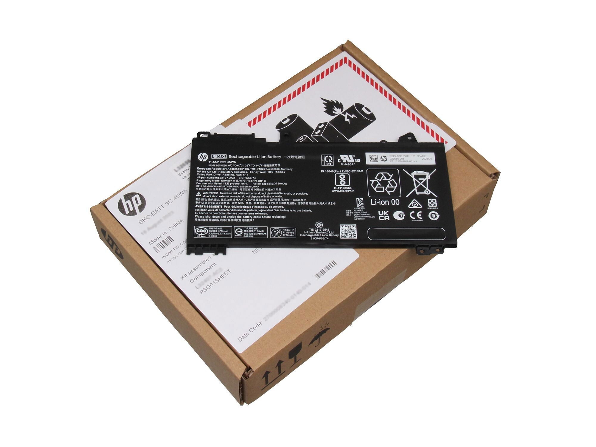 HP Laptop-Akku mit Warnsymbolen und Zertifizierungen. Oben liegt ein Versandkarton.