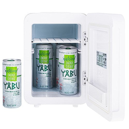 Un mini-frigo bianco contenente tre lattine di energy drink YABU.
