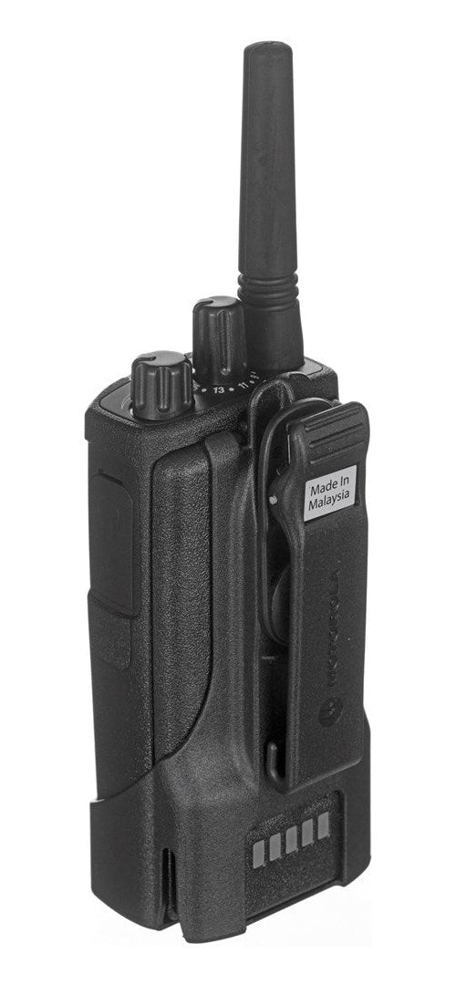 Czarny radiotelefon z anteną i klipsem. 