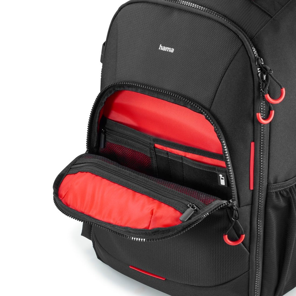 Schwarzer Rucksack mit rotem Innenfutter und offenen Fächern.