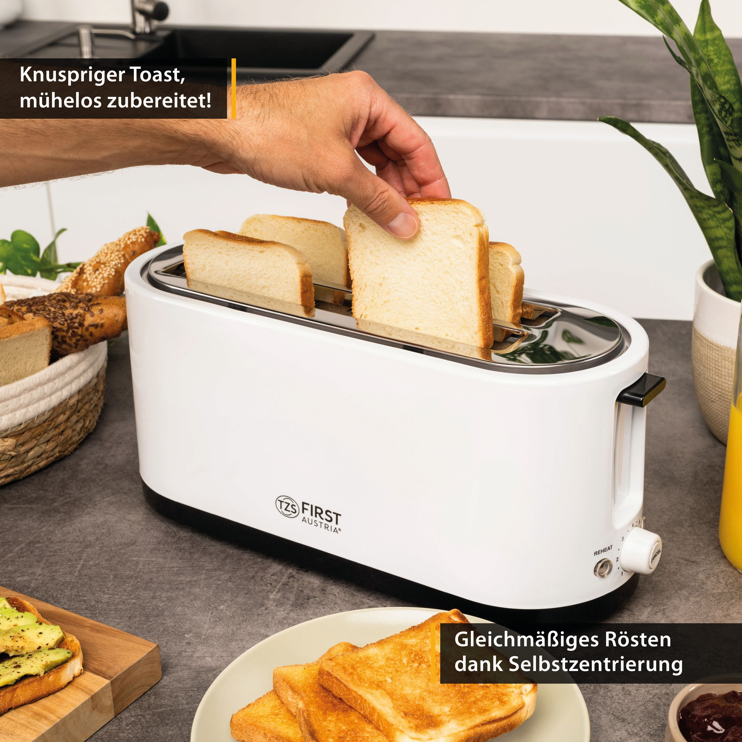 Eine Hand legt Toastbrot in einen weißen Toaster. Daneben liegen Brot und Obst.