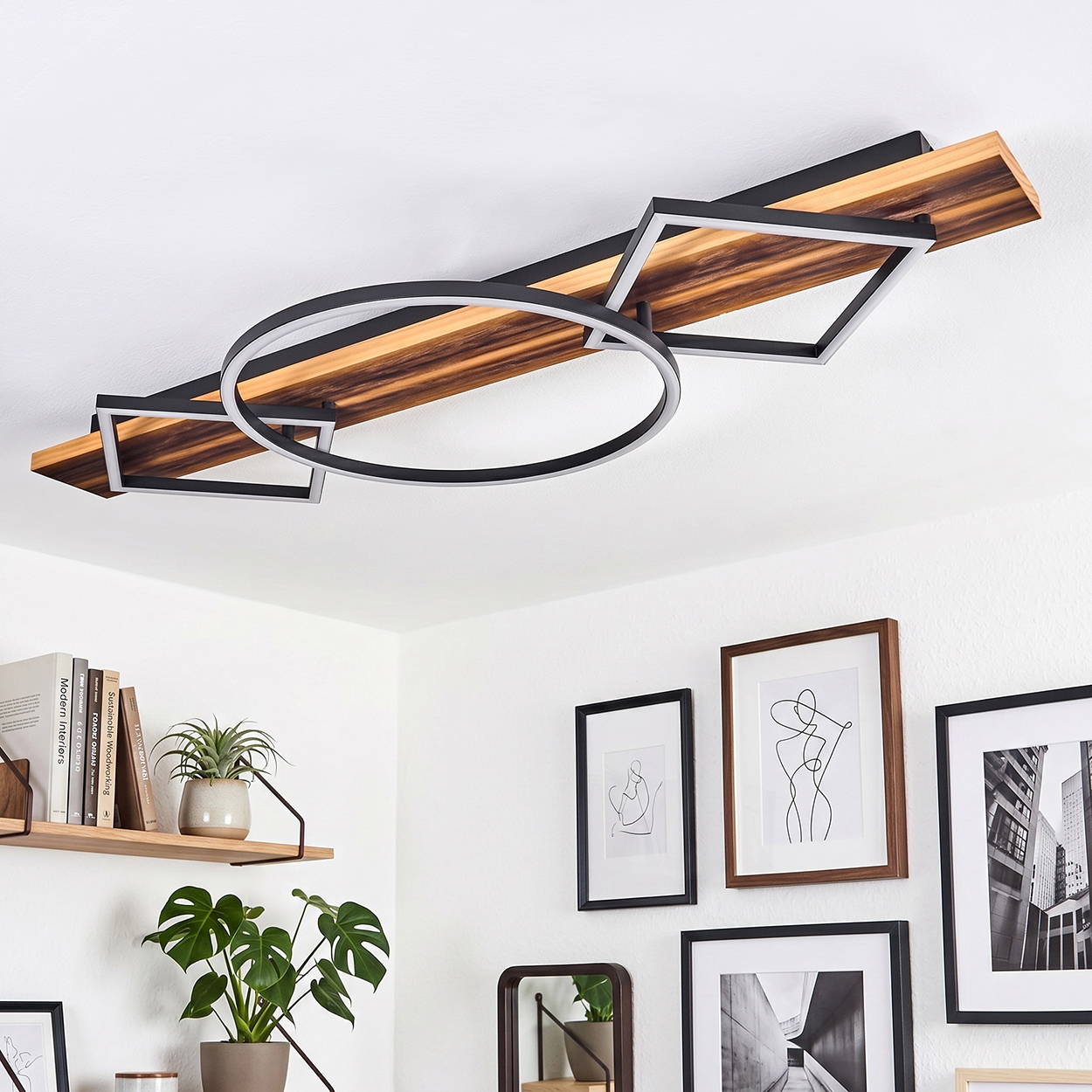 Moderne Deckenleuchte mit Holz und geometrischen Formen, beleuchtet. Unten: Regal mit Büchern und Pflanzen.