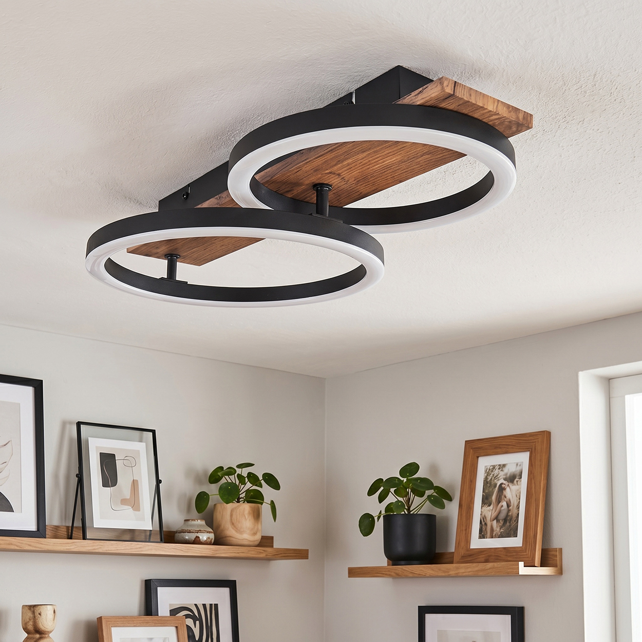 Moderne Deckenleuchte mit zwei Ringen, Holz und schwarzem Metall.