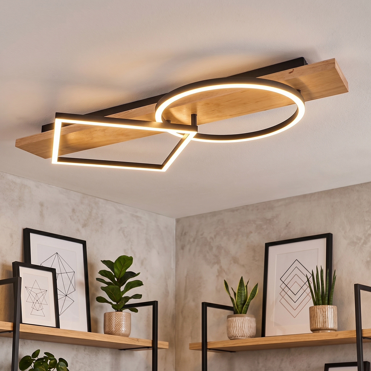 Moderne Deckenleuchte mit Holzplatte, Rechteck- und Ringelementen aus schwarzem Metall mit LED-Beleuchtung.