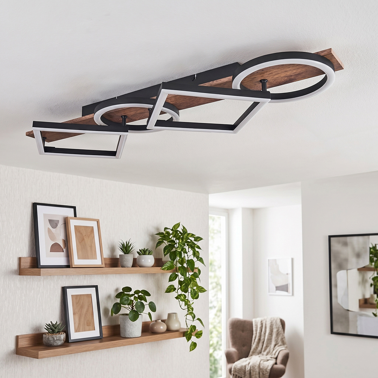 Moderne Deckenleuchte mit Holz und Metall, Rechtecken und Kreisen.