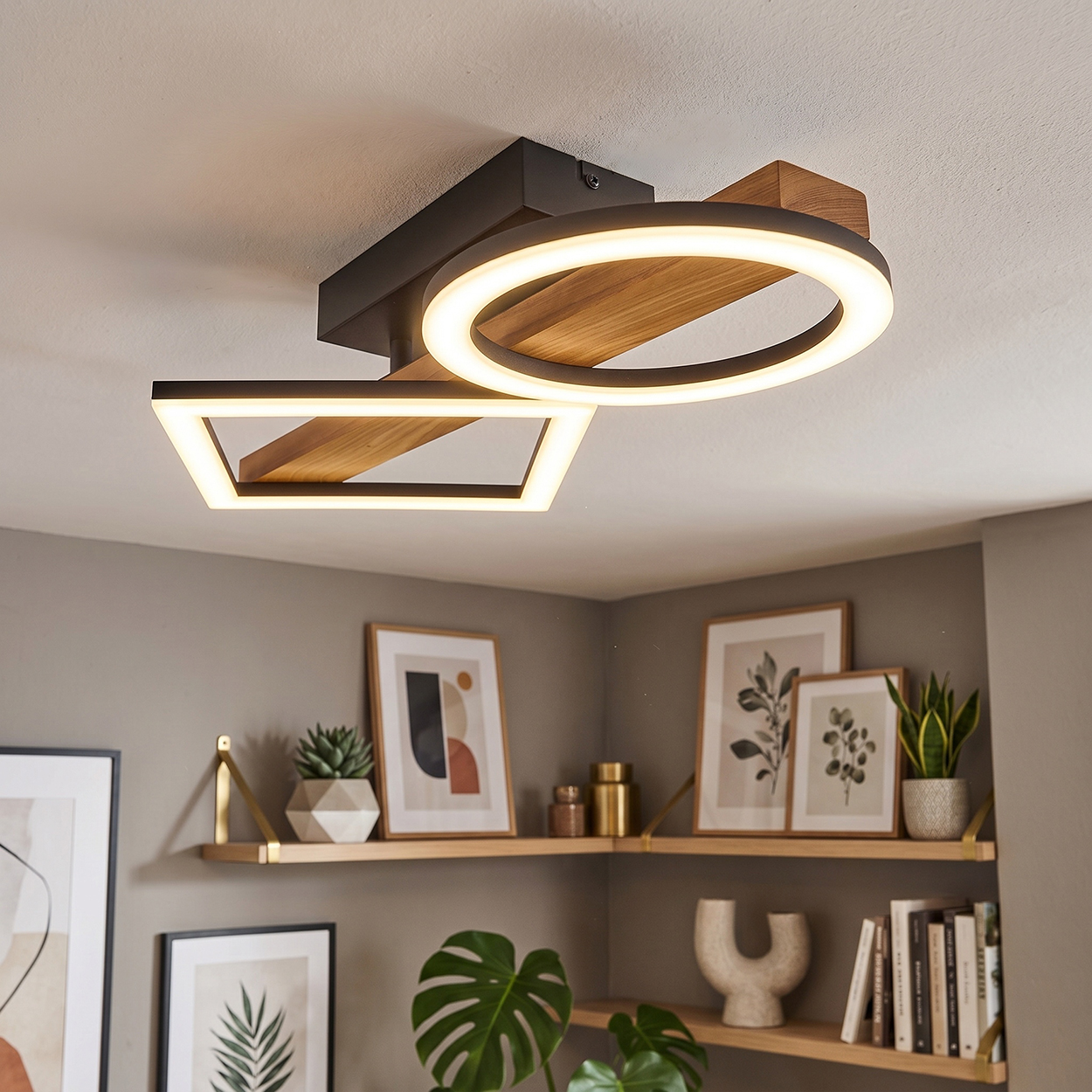 Moderne Deckenleuchte mit Holz und geometrischen Formen, beleuchtet mit LED.