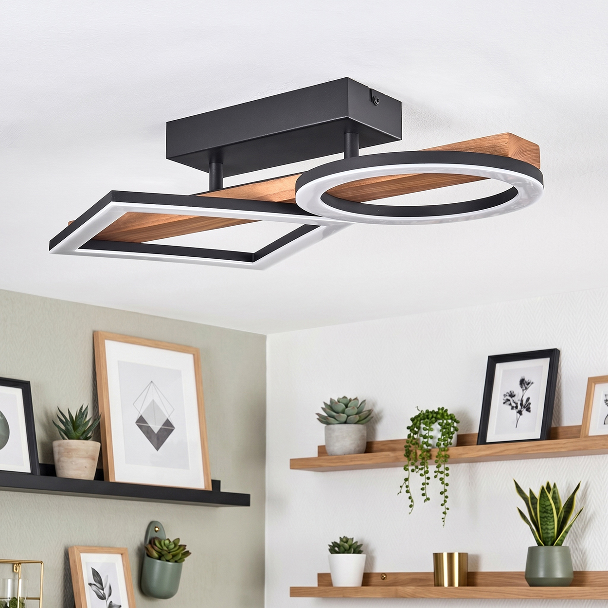 Moderne Deckenleuchte mit Holz und Metall, mit quadratischen und runden LED-Elementen.