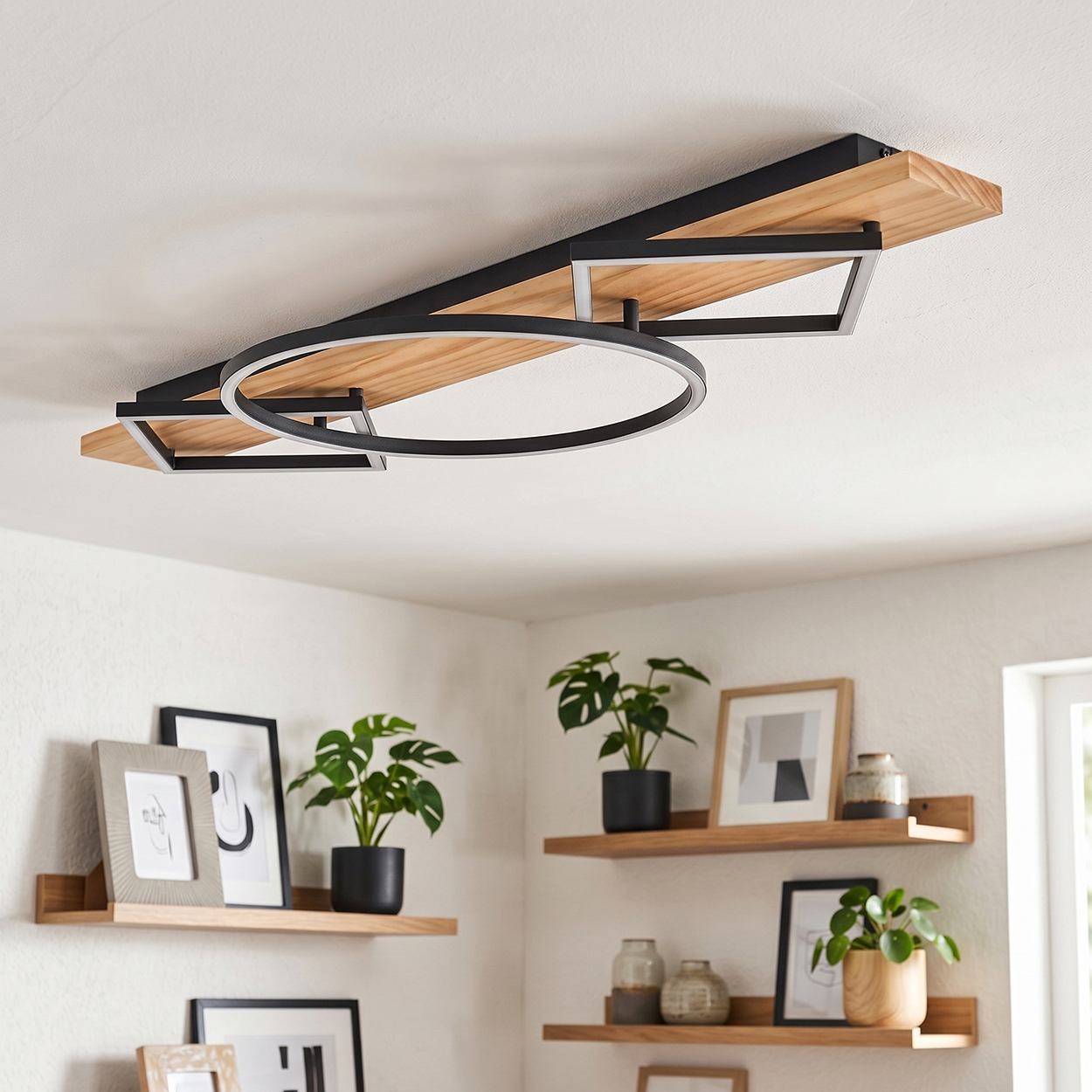 Moderne Deckenleuchte mit Holz und schwarzen Metallakzenten, Ring- und<lt/>0<gt/>Quadratformen.