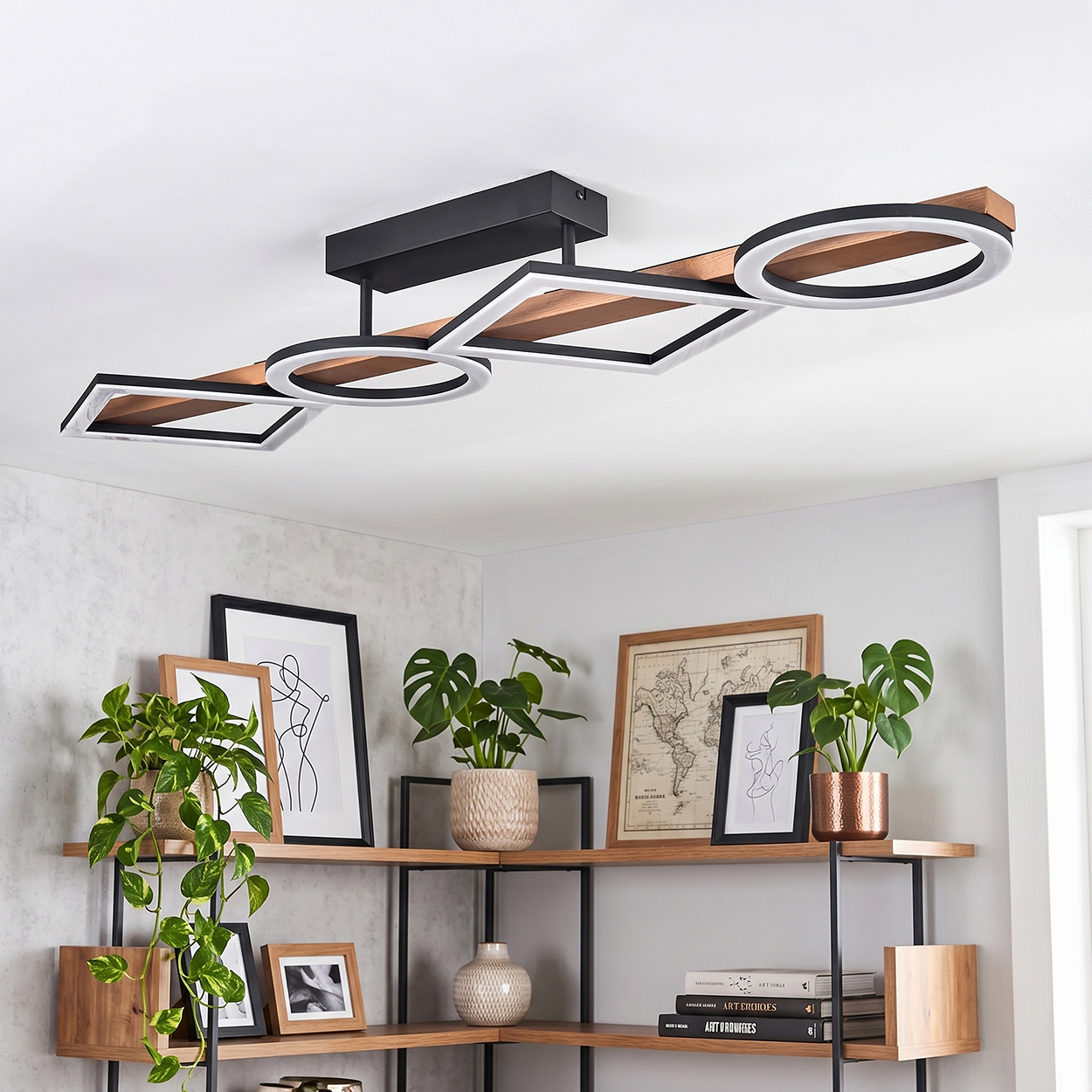 Moderne Deckenleuchte mit Holz und Metall, geometrische Formen, LED-Ringe.