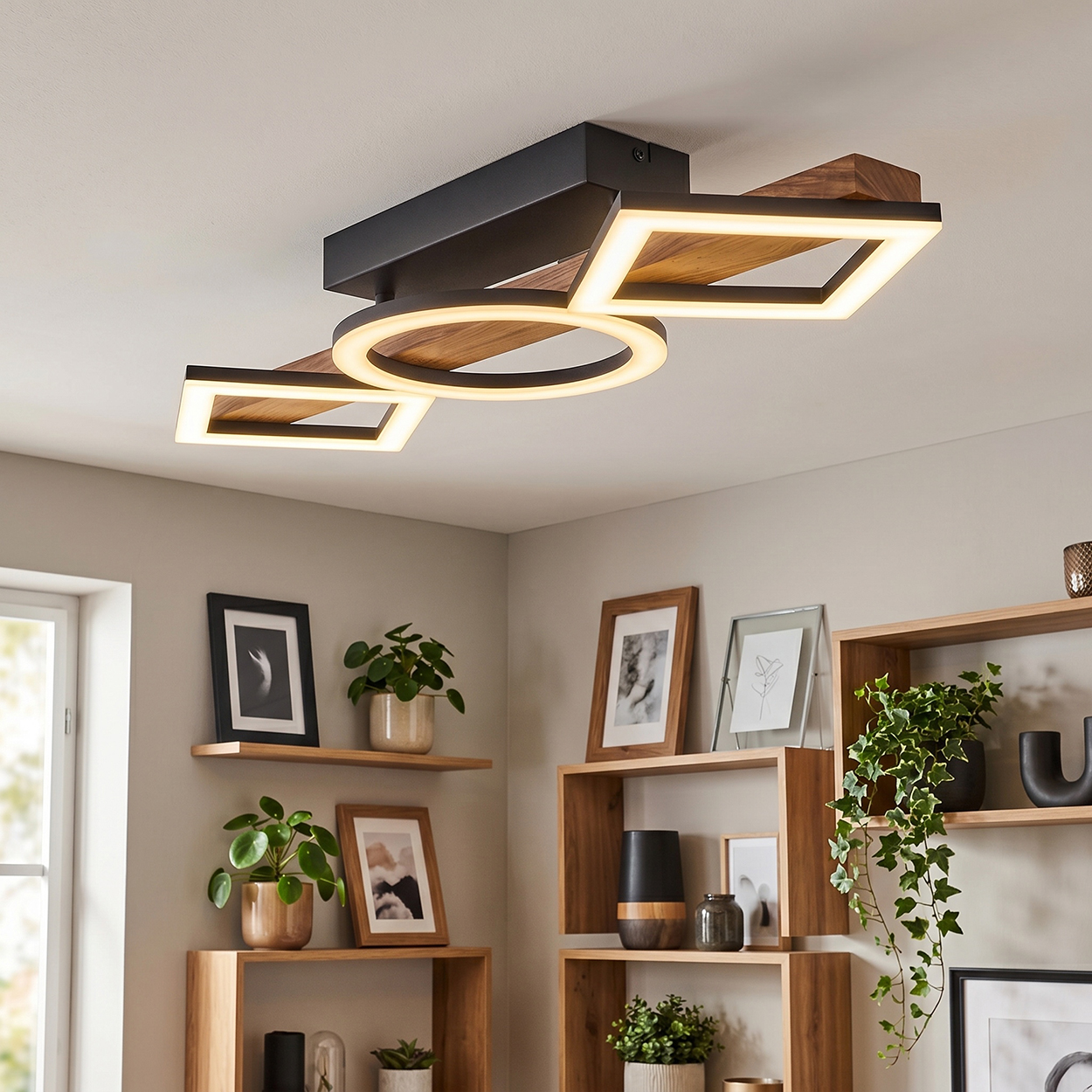 Moderne Deckenleuchte mit Holz und LED-Licht in geometrischen Formen.