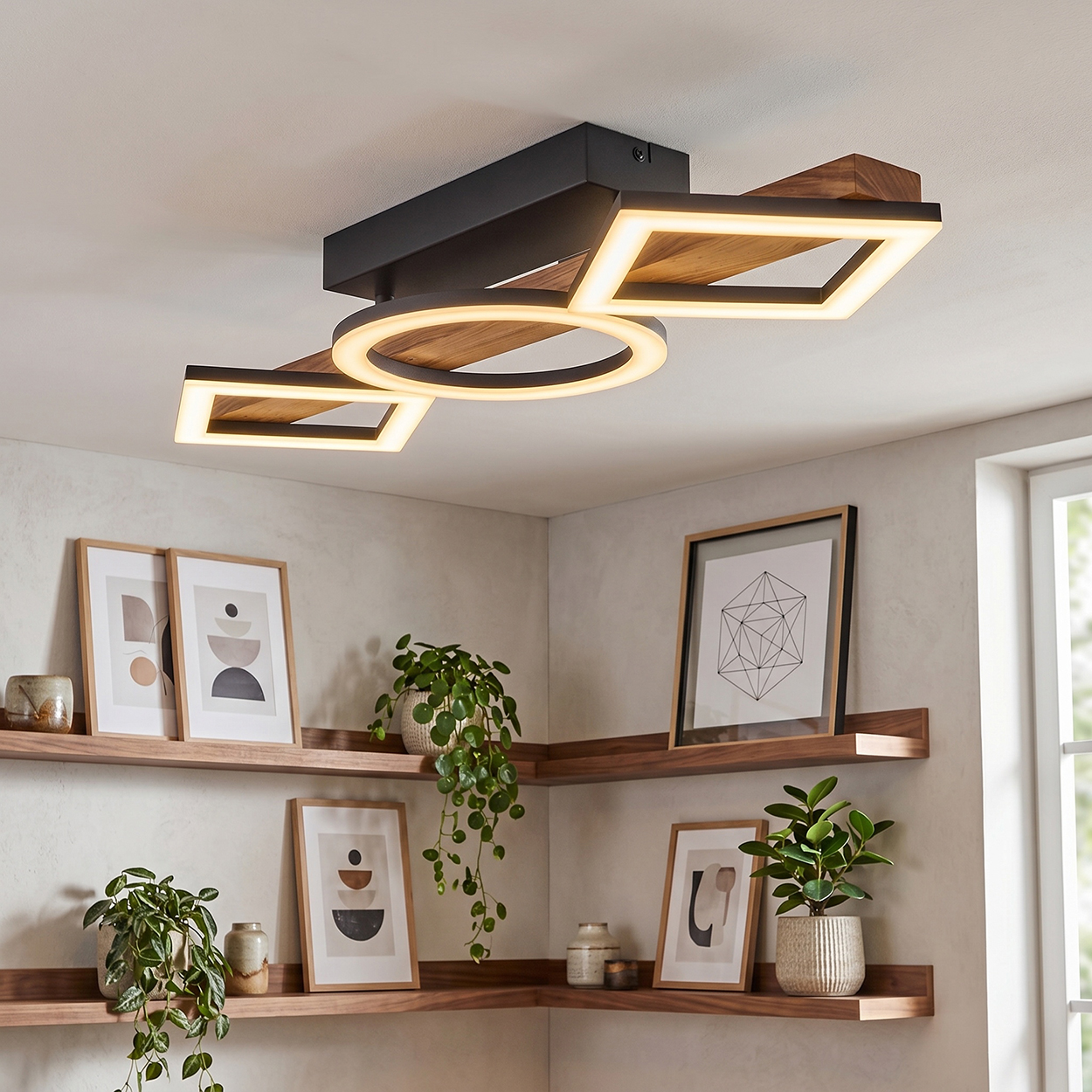Moderne Deckenleuchte mit Holz- und Metiergeometrie, beleuchtet von LEDs.