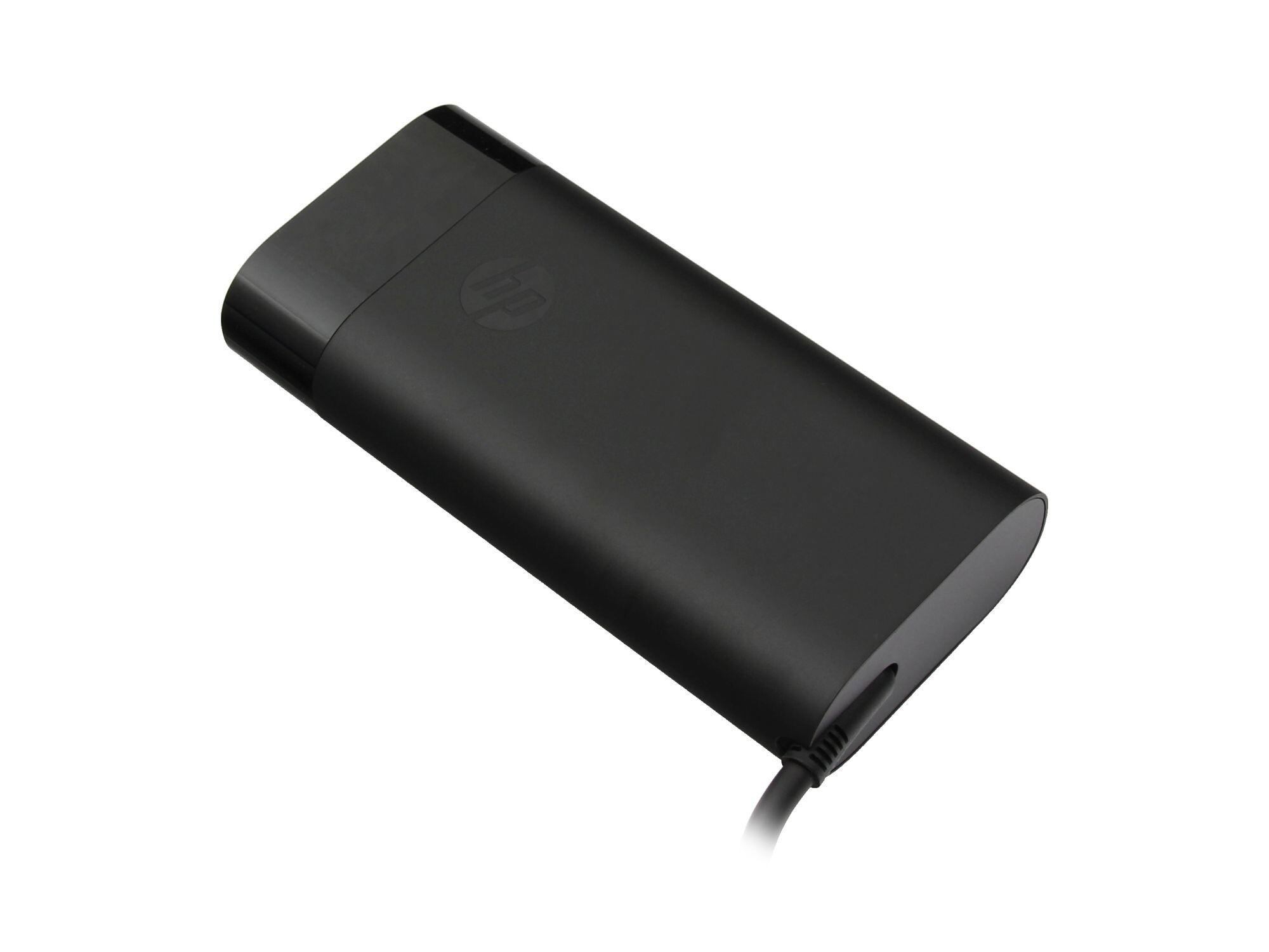 Ein schwarzes HP Netzteil mit dem HP Logo auf weißem Hintergrund.
