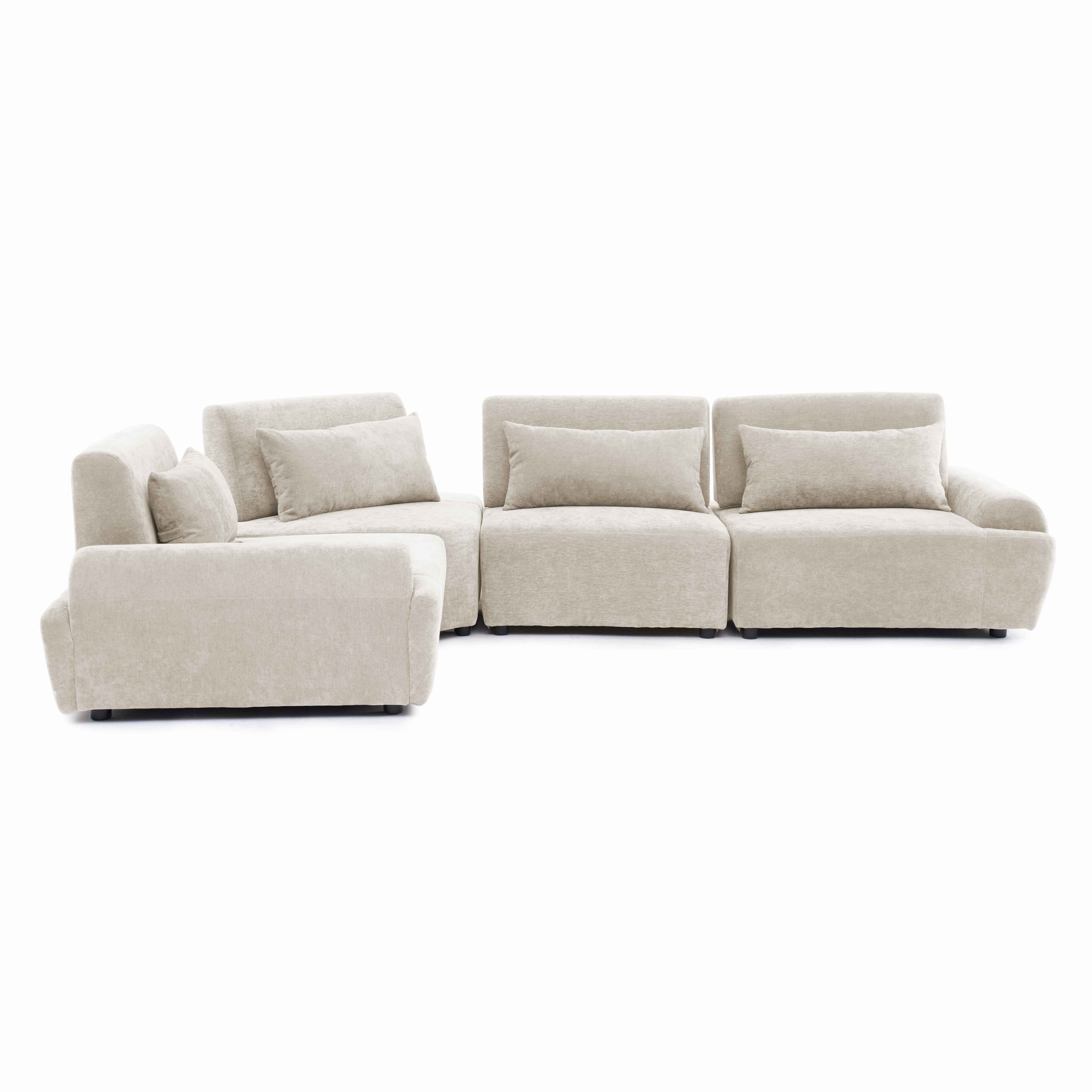 Ein beiger Ecksofa mit mehreren Kissen, auf weißem Hintergrund.
