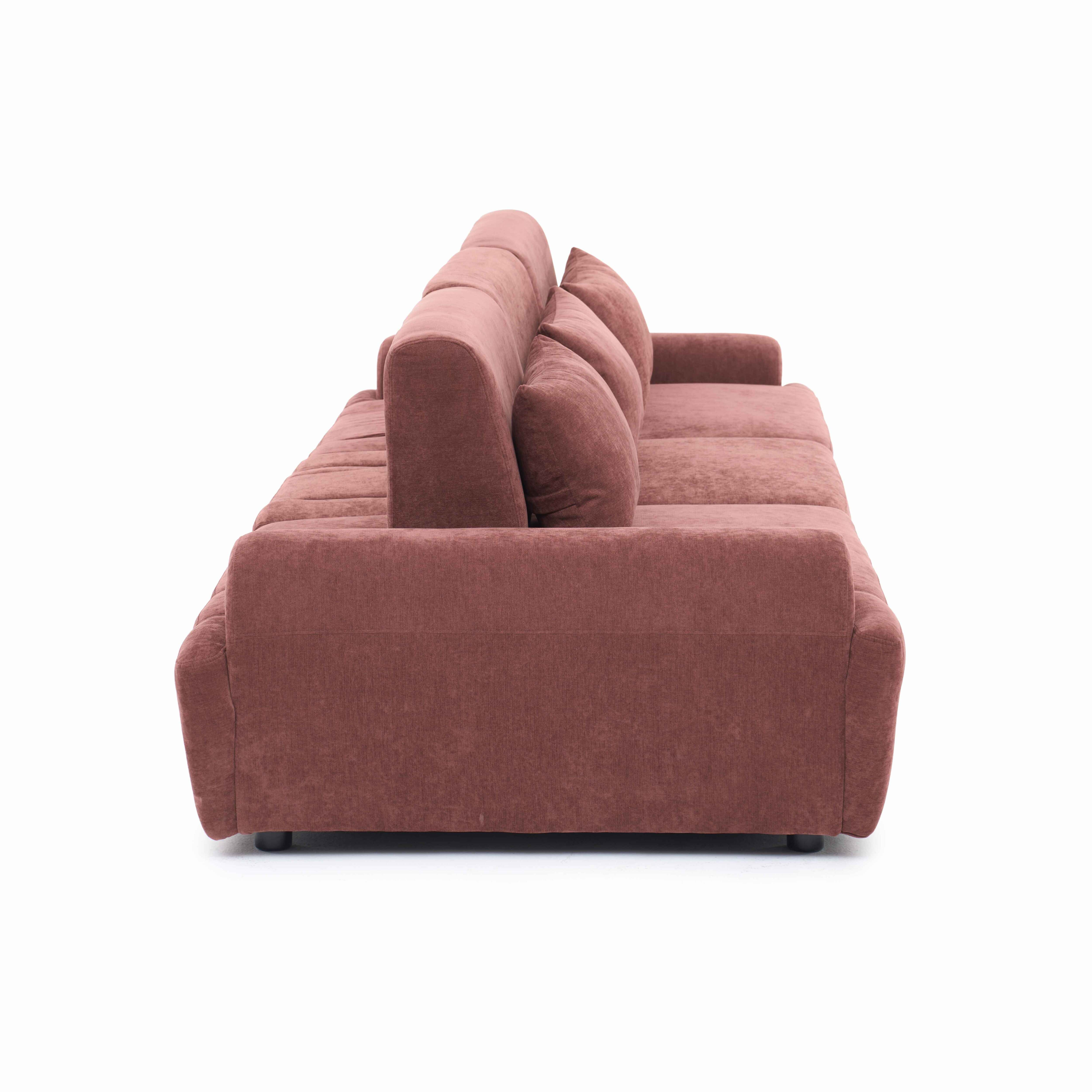 Ein brauner Stoffsofa mit mehreren Kissen, von der Seite fotografiert.