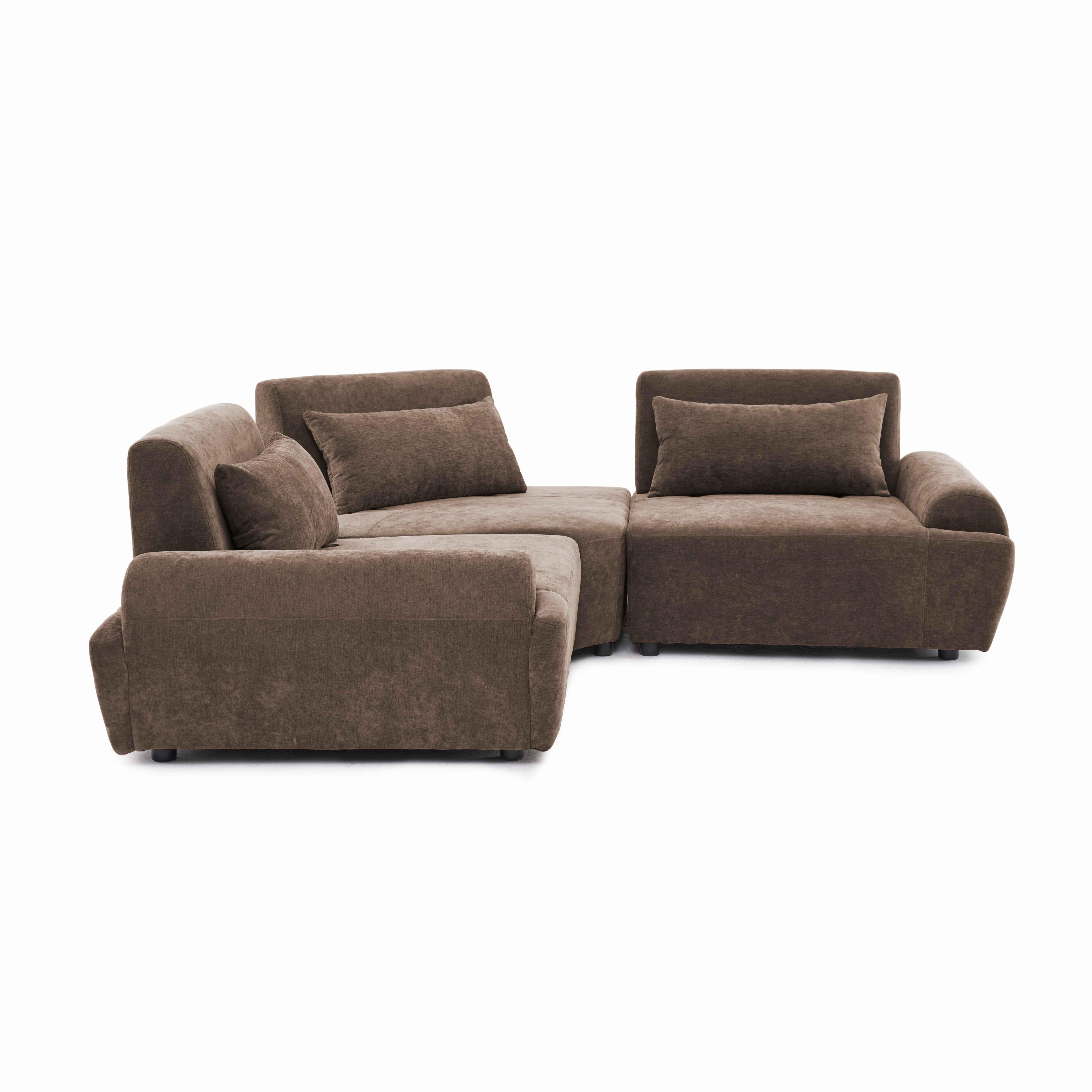 Ein braunes Ecksofa mit Kissen auf weißem Hintergrund.