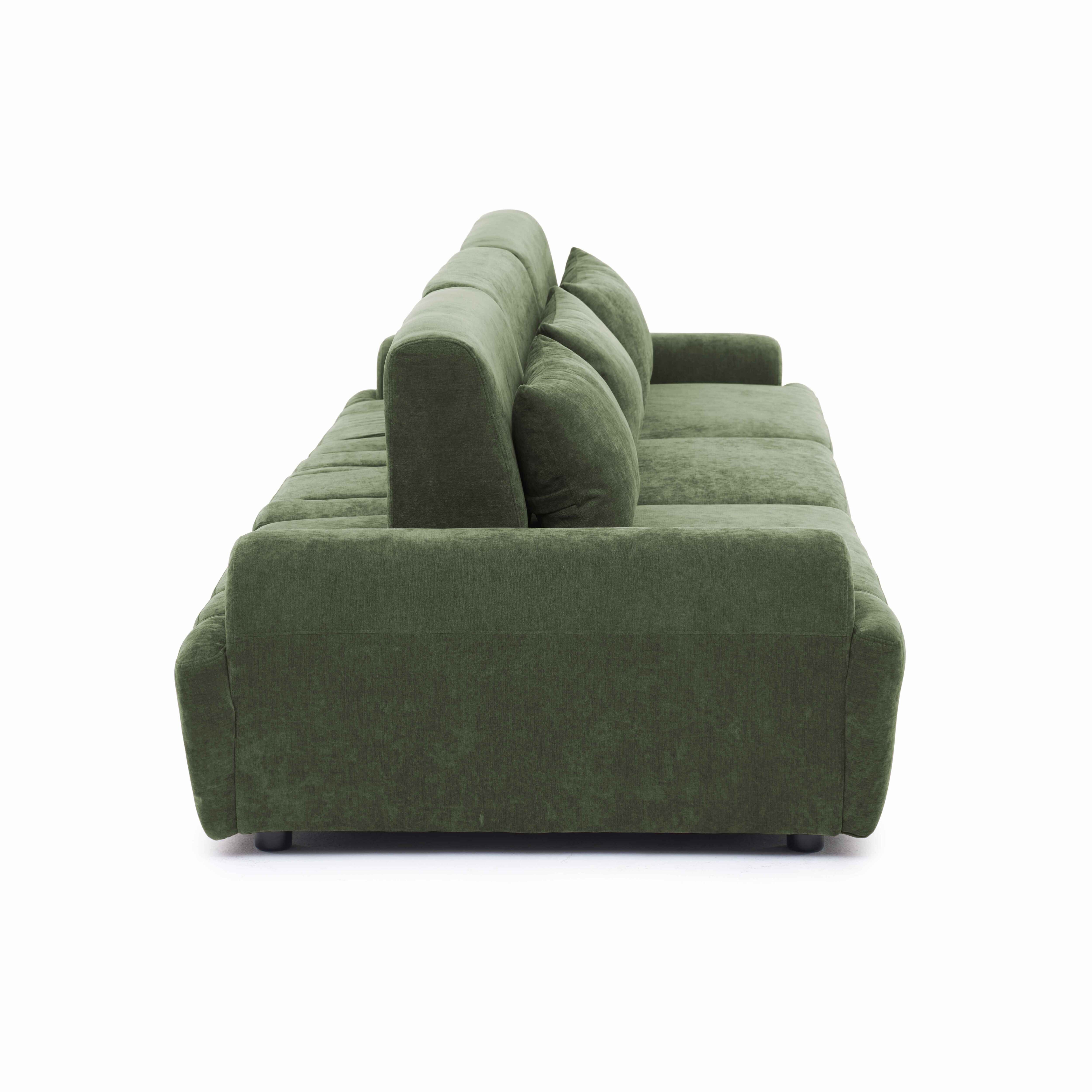 Ein grünes Sofa mit vielen Kissen, auf weißem Hintergrund.