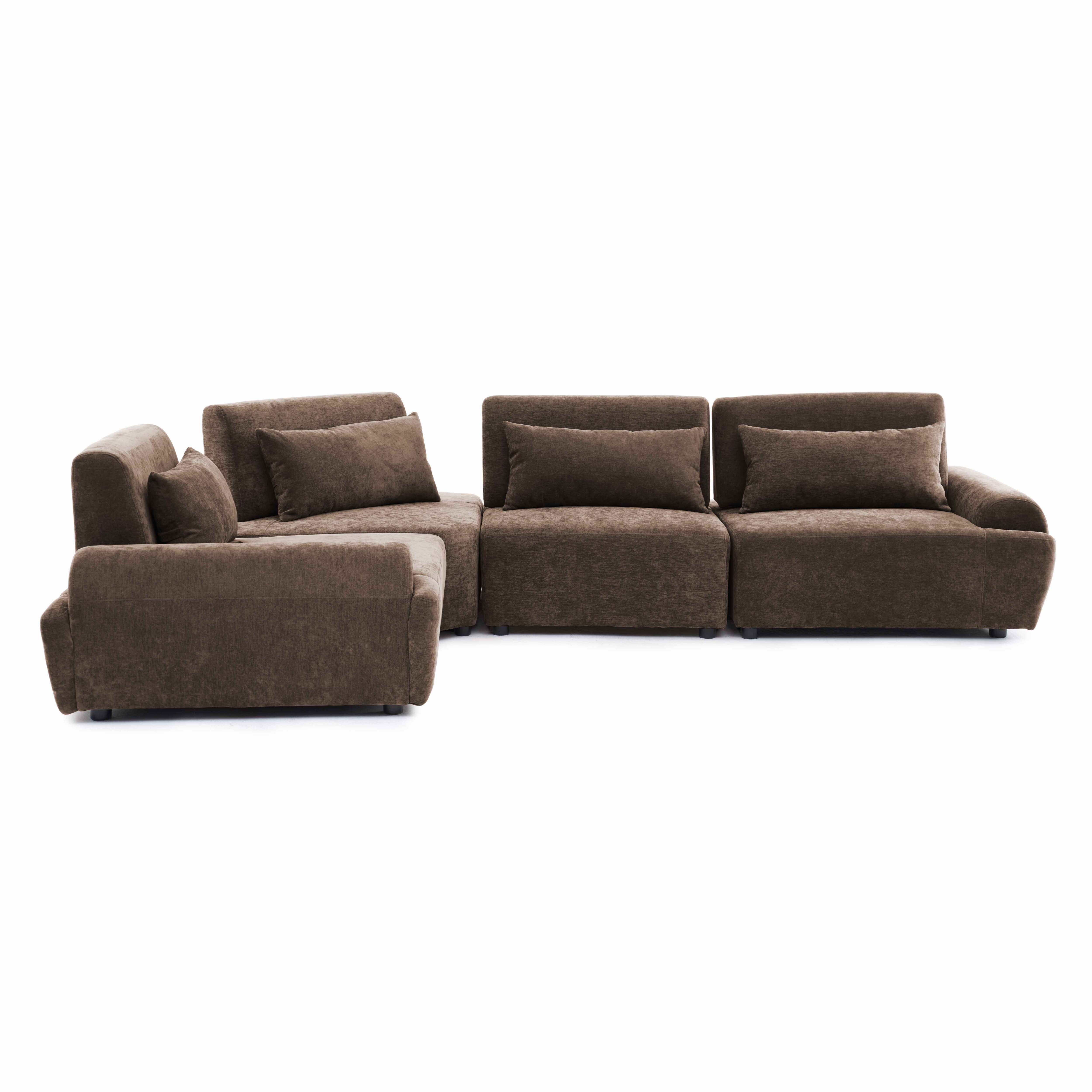 Ein braunes Ecksofa mit mehreren Sitzplätzen und Kissen auf weißem Hintergrund.