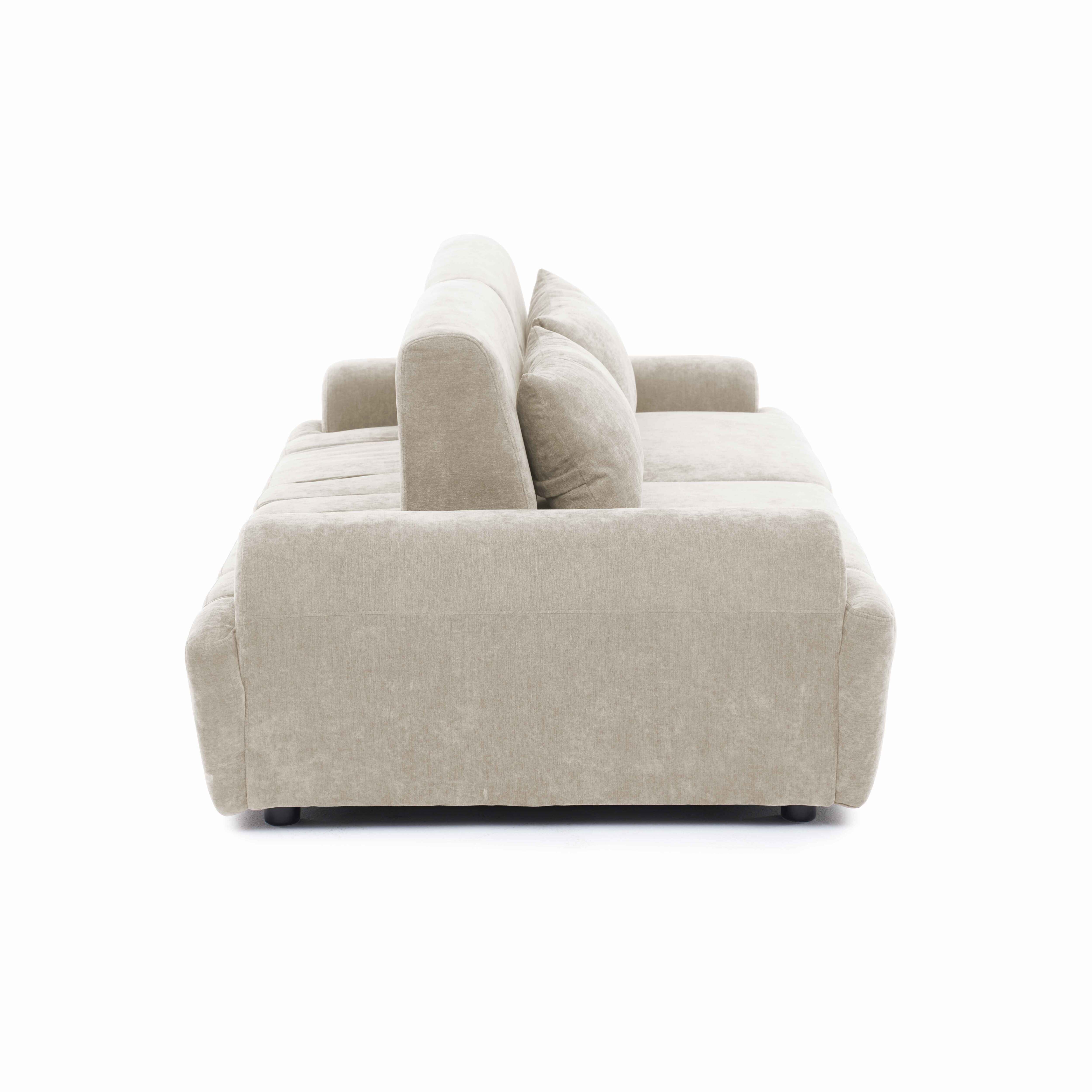 Ein hellbeiger Stoffsofa mit Kissen, auf weißem Hintergrund.