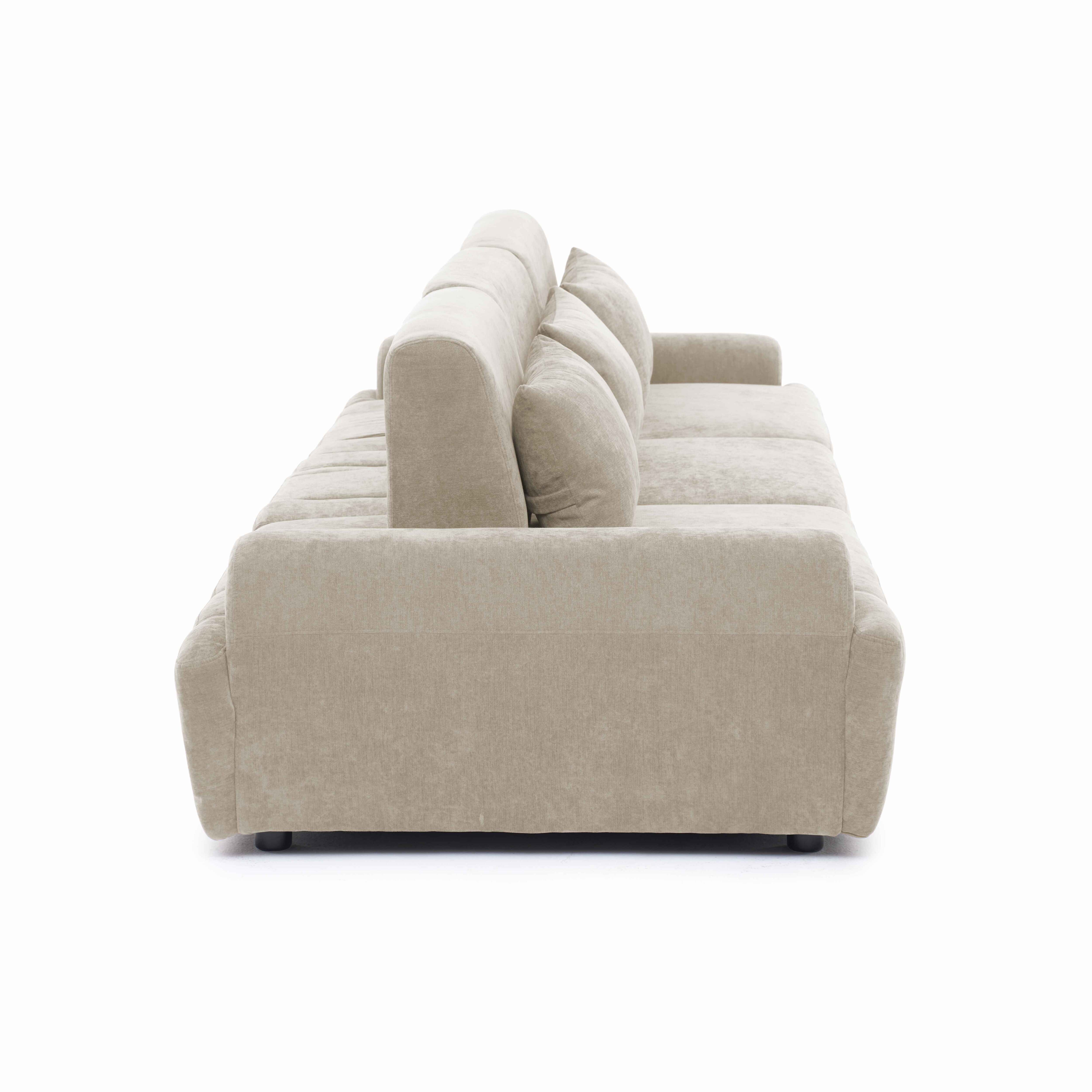 Ein beiger Stoffsofa mit Kissen auf weißem Hintergrund.