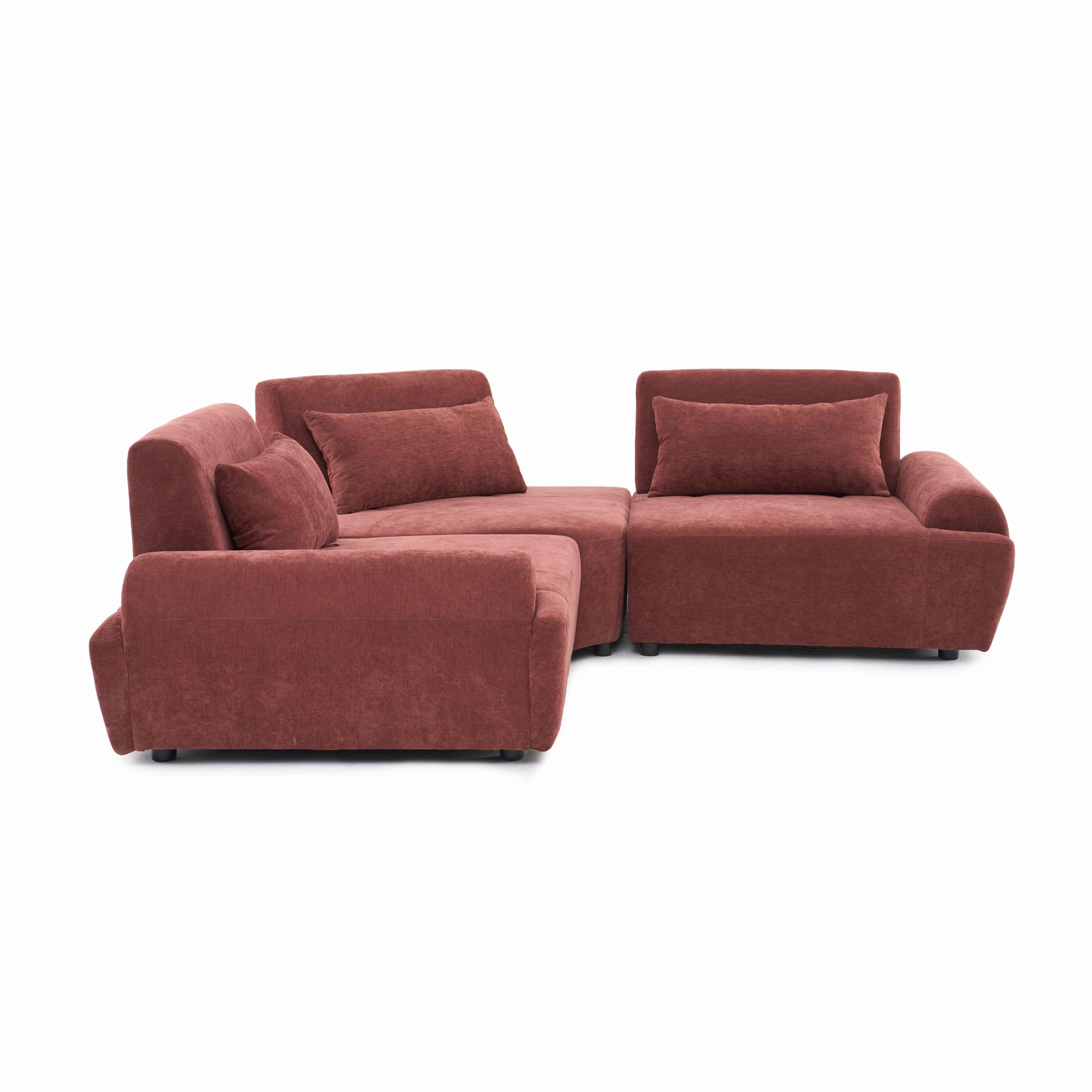 Ein rotes Ecksofa mit Kissen auf weißem Hintergrund.