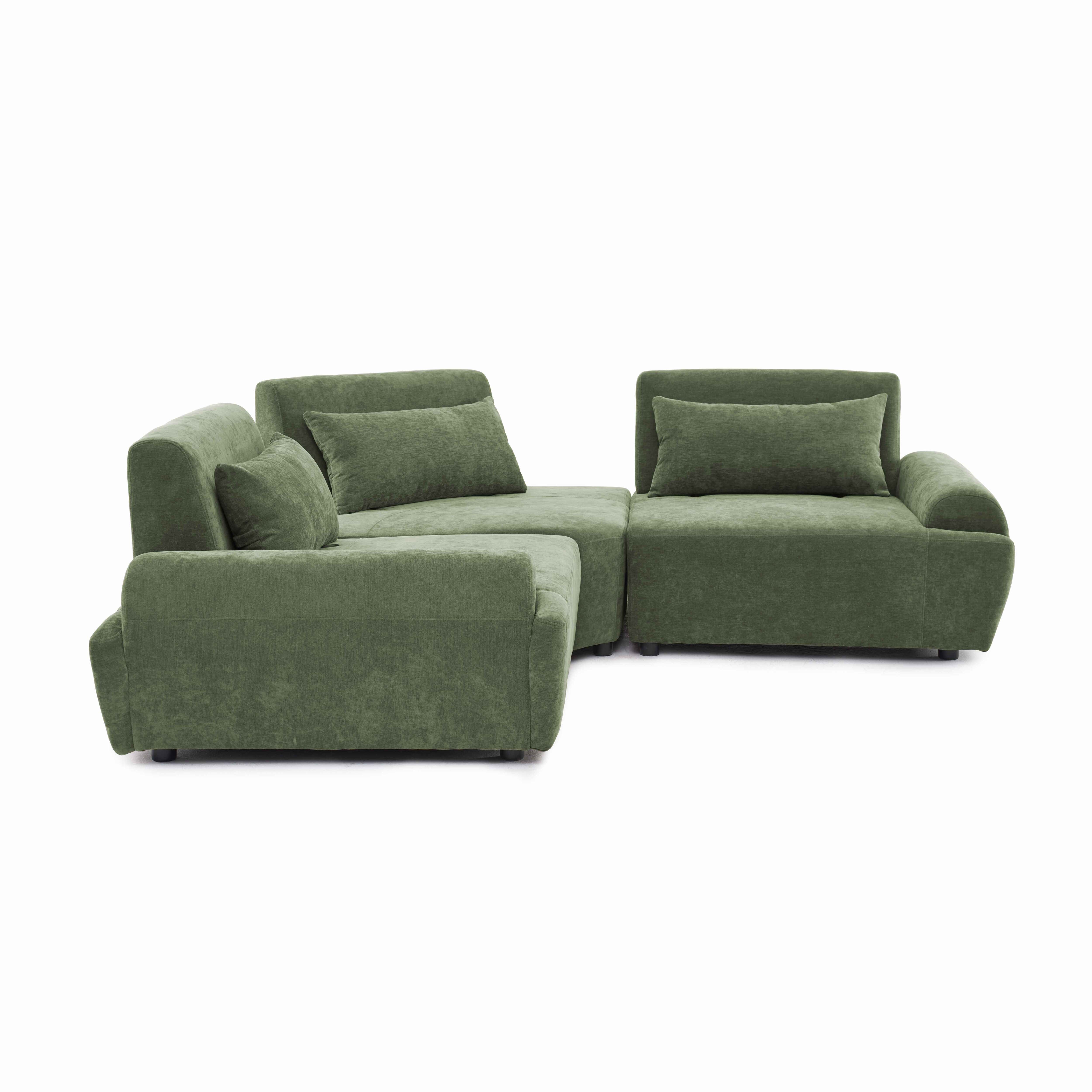 Ein grünes Ecksofa mit Kissen auf weißem Hintergrund.