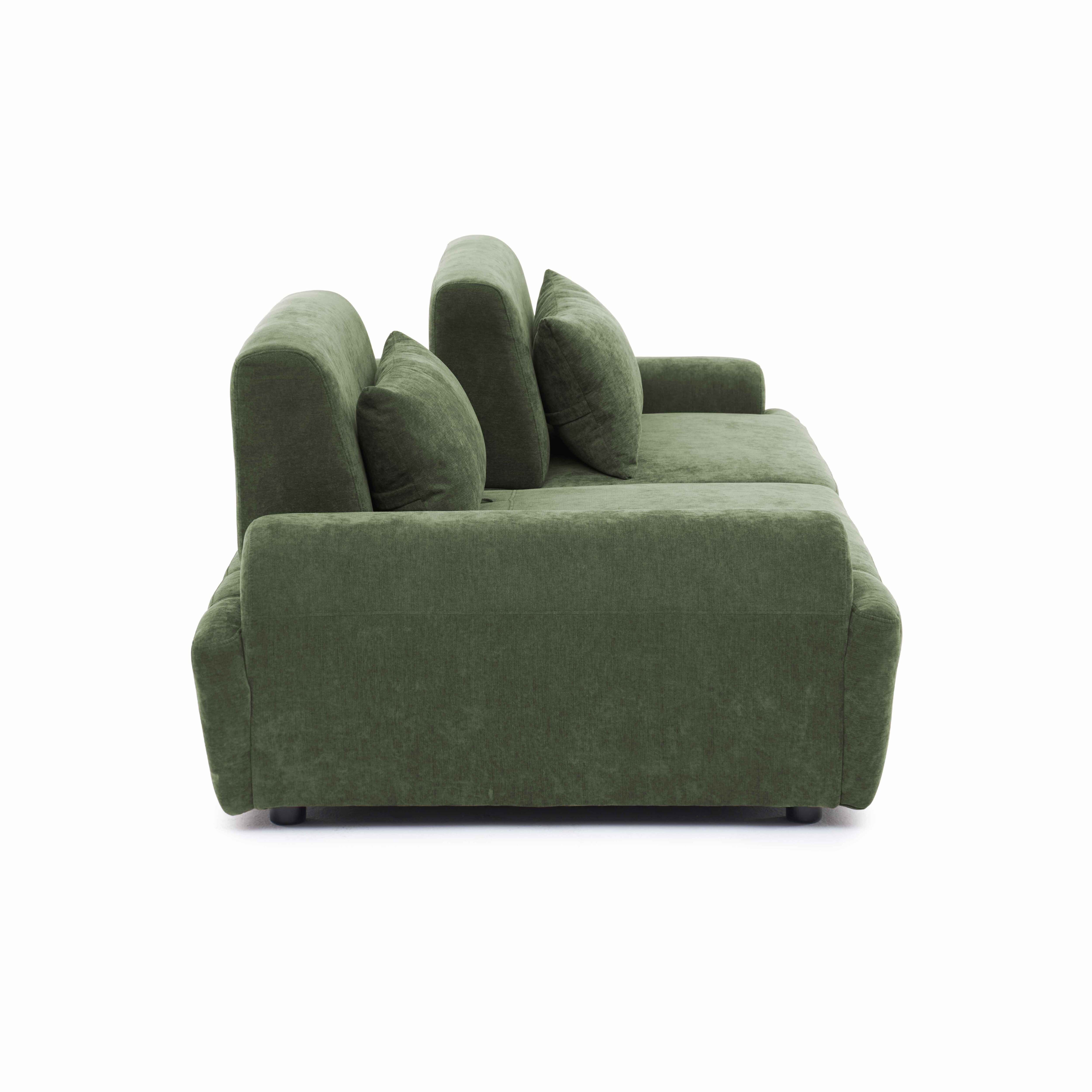 Ein grünes Sofa mit Kissen auf weißem Hintergrund.