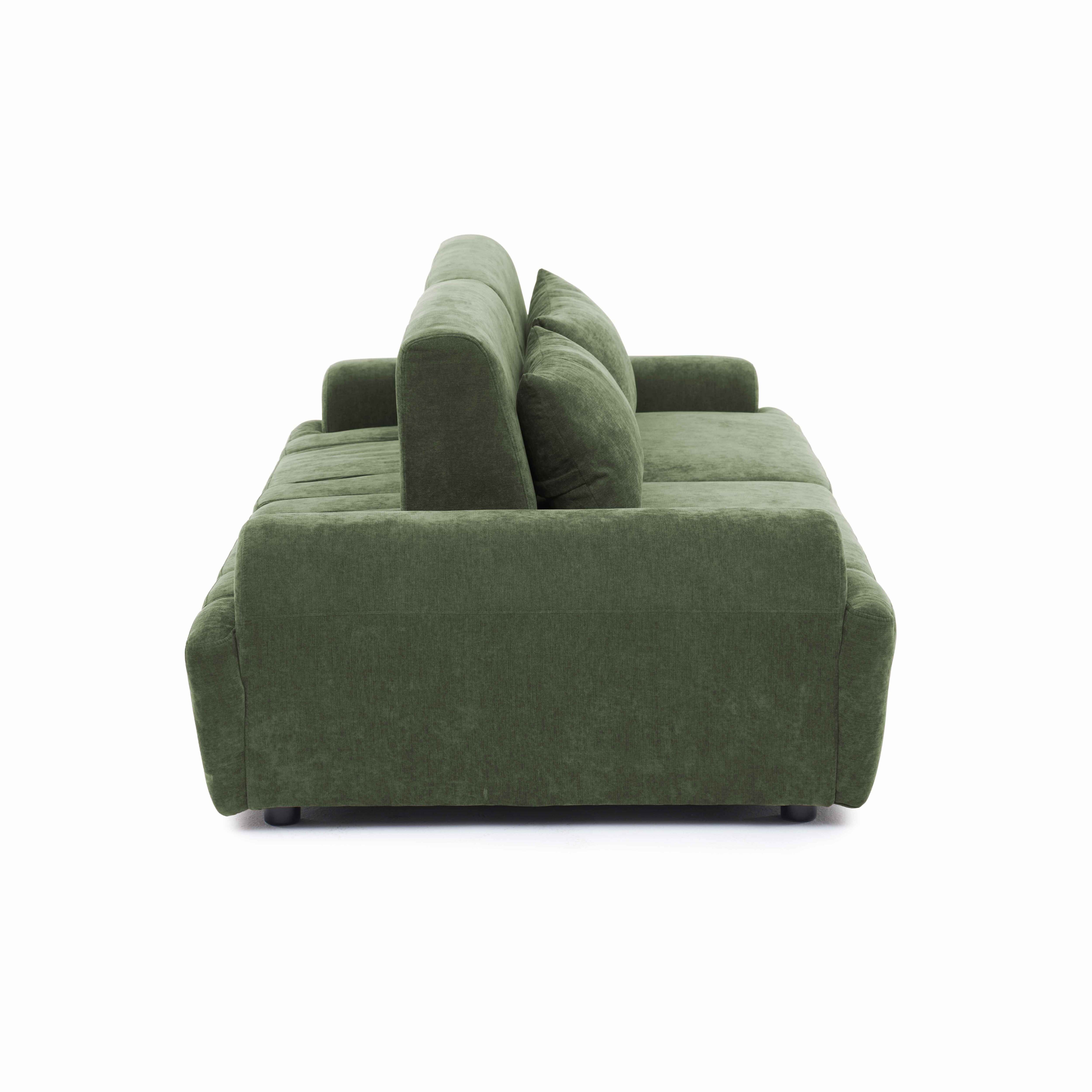 Ein dunkelgrünes Sofa mit Kissen auf weißem Hintergrund.