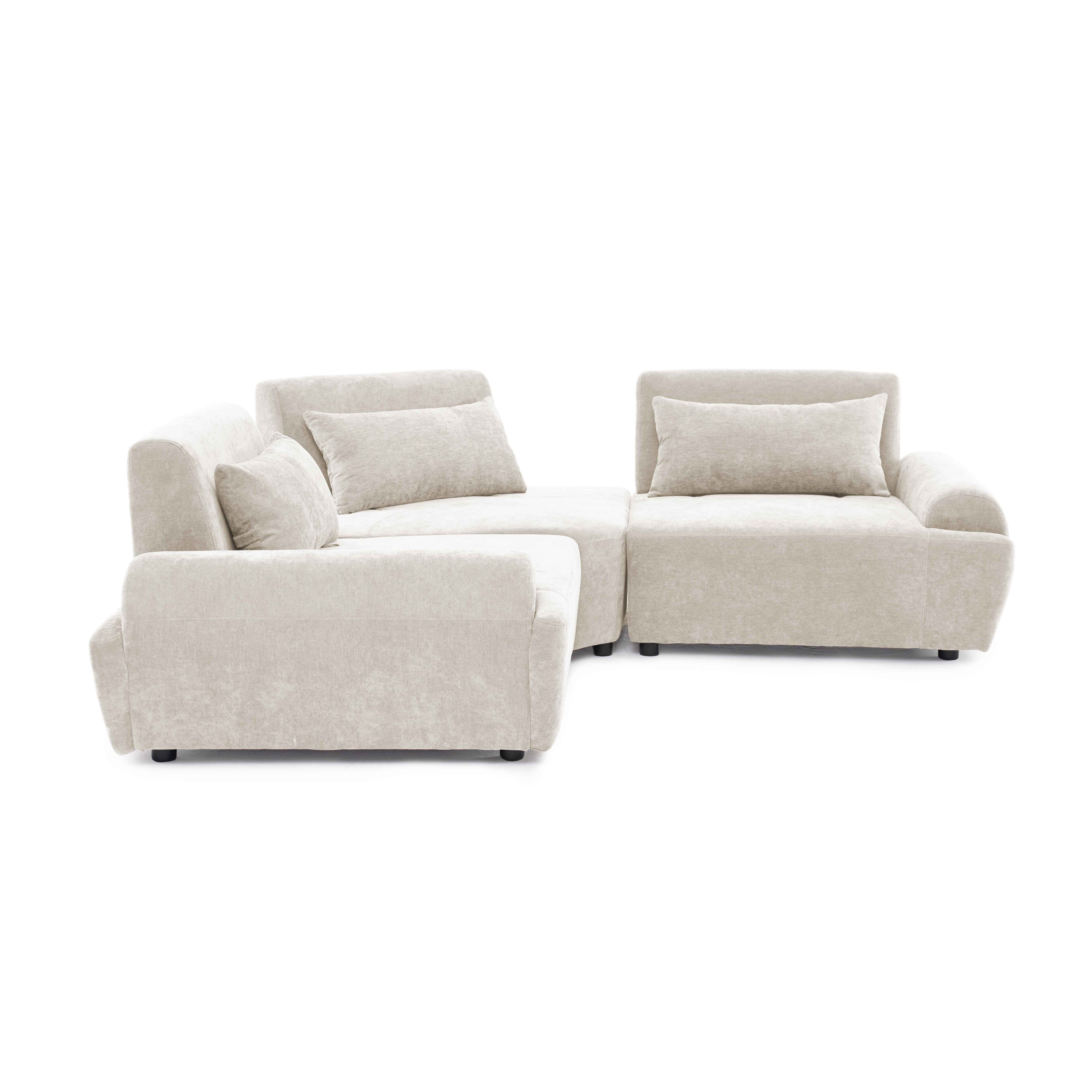 Ein beiger Ecksofa mit Kissen auf weißem Hintergrund.
