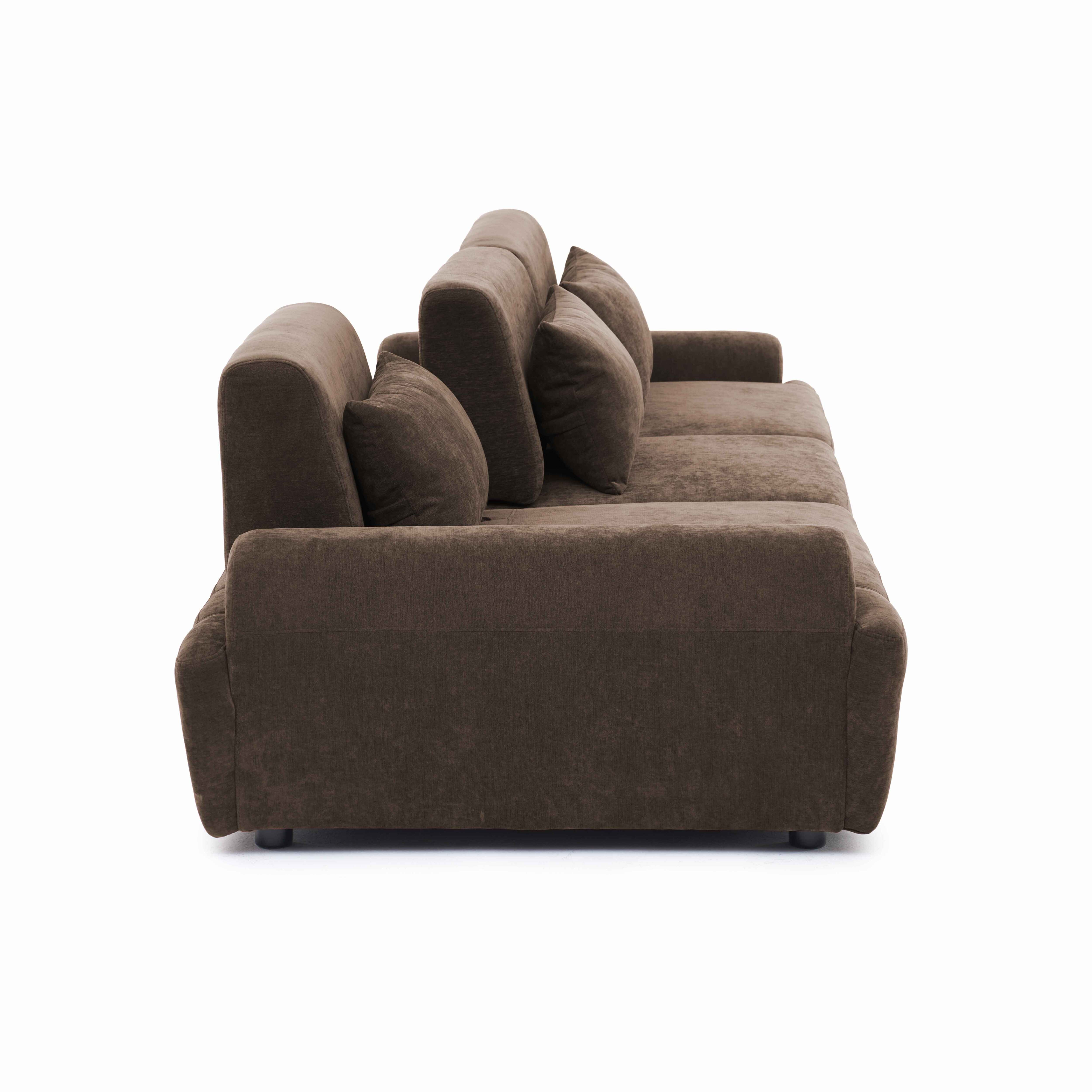 Ein braunes Ecksofa mit mehreren Kissen auf weißem Hintergrund.